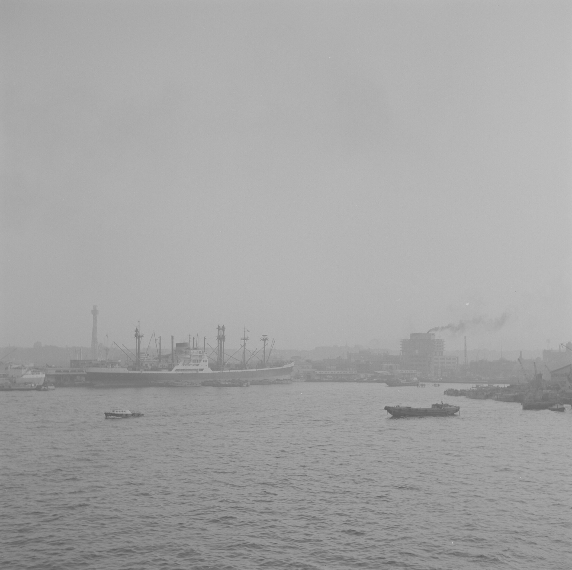 2015.1582; Negatief van ms. Neder Weser in de haven van Yokohama; negatief