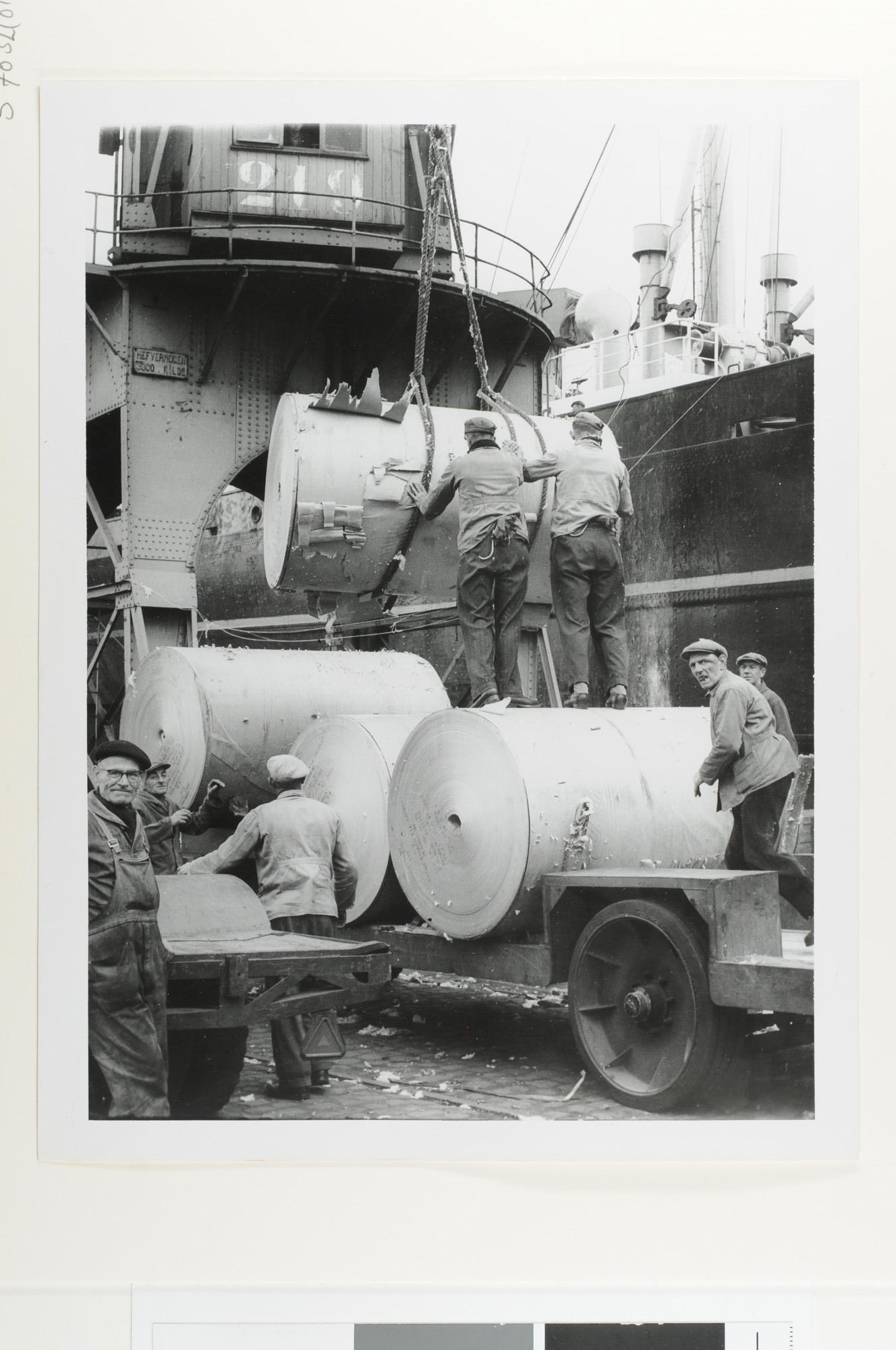 S.7032(014); Fotos van het laden van rollen papier aan boord van een vrachtschip van de [...]; fotoreportage