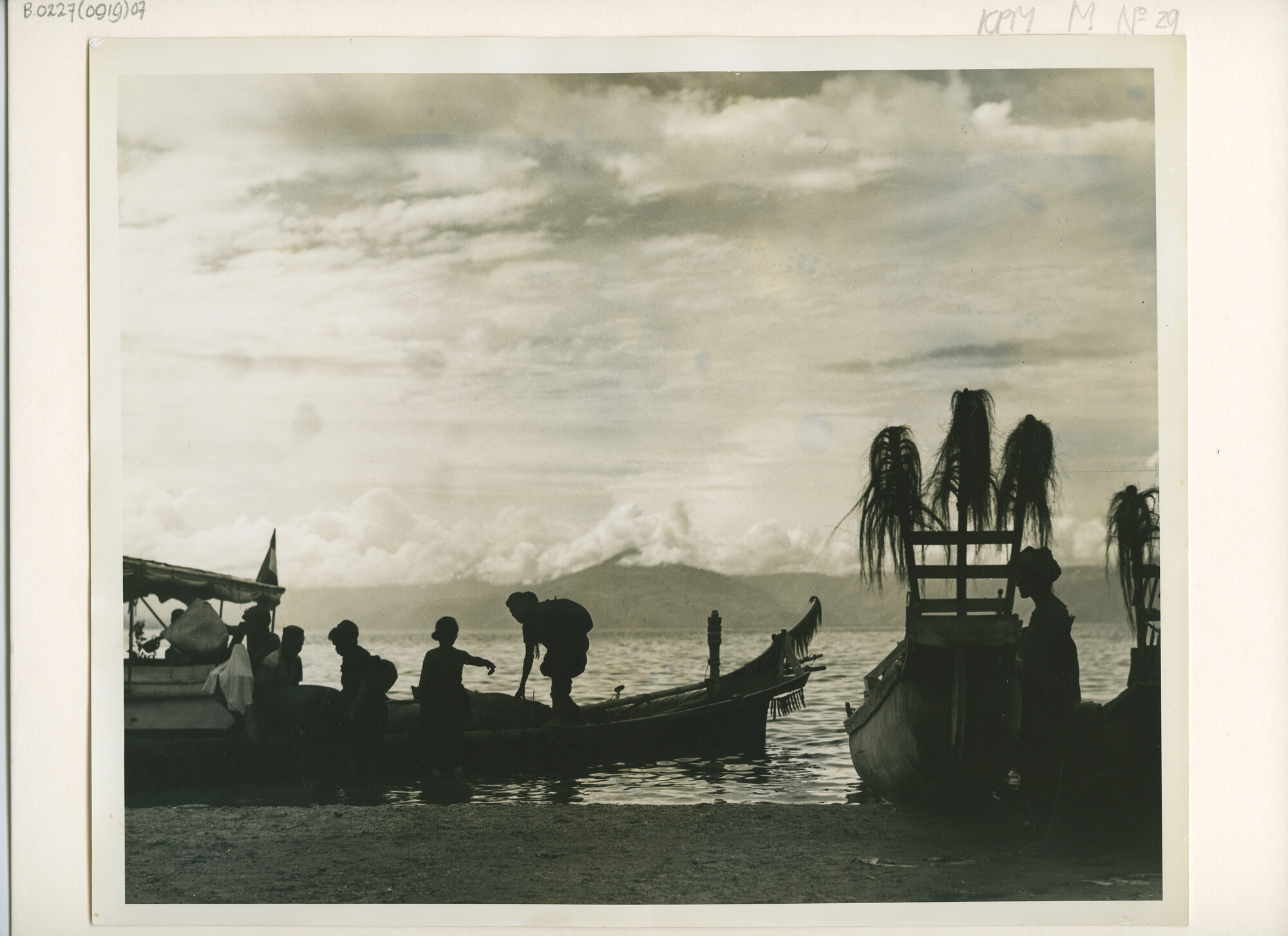 B.0227(0919)07; Foto van het vervoer van goederen (waaronder pisangs) per prauw (soloes) [...]; foto