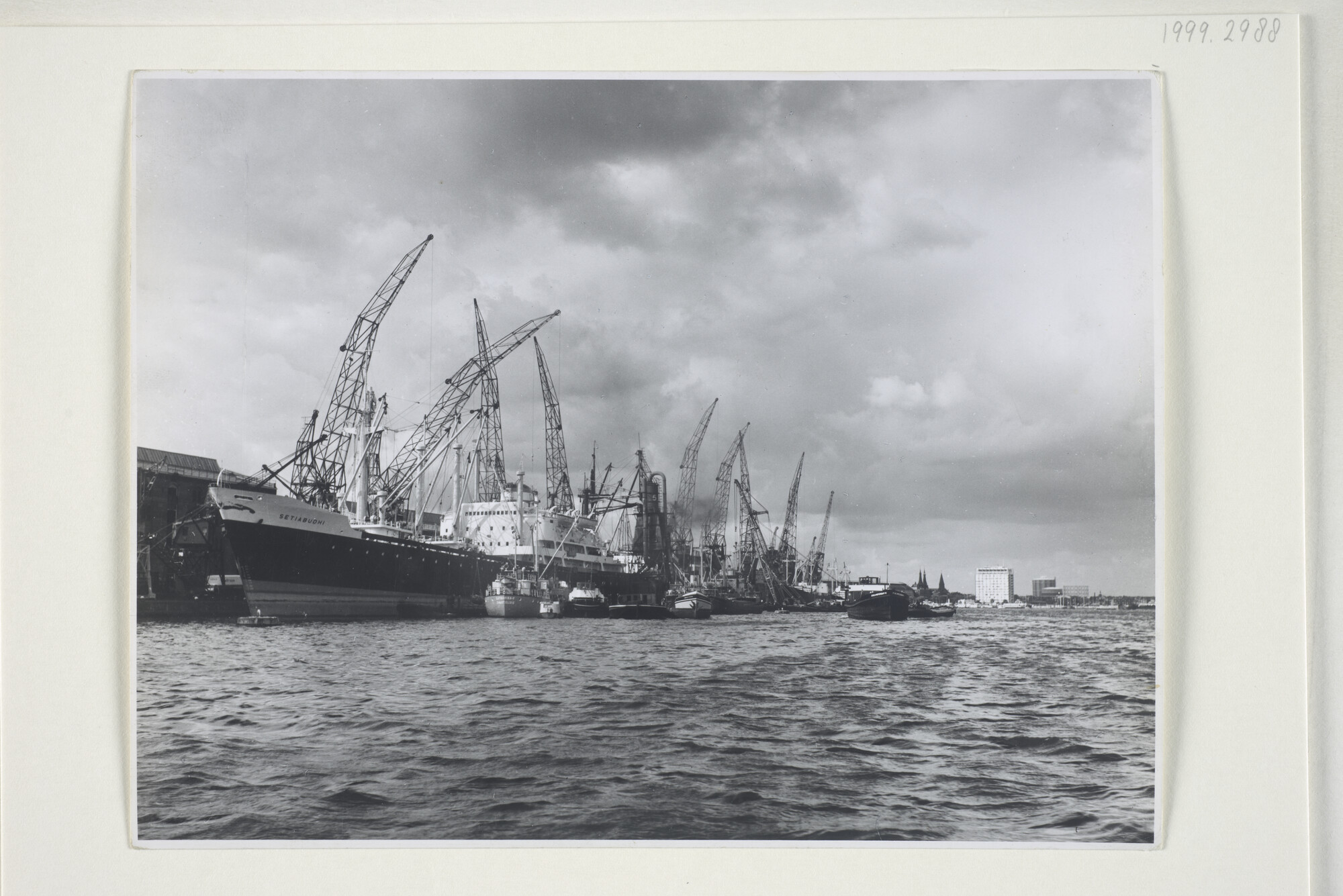 1999.2988; Gezicht op de Oostelijke Handelskade te Amsterdam, 1967; foto