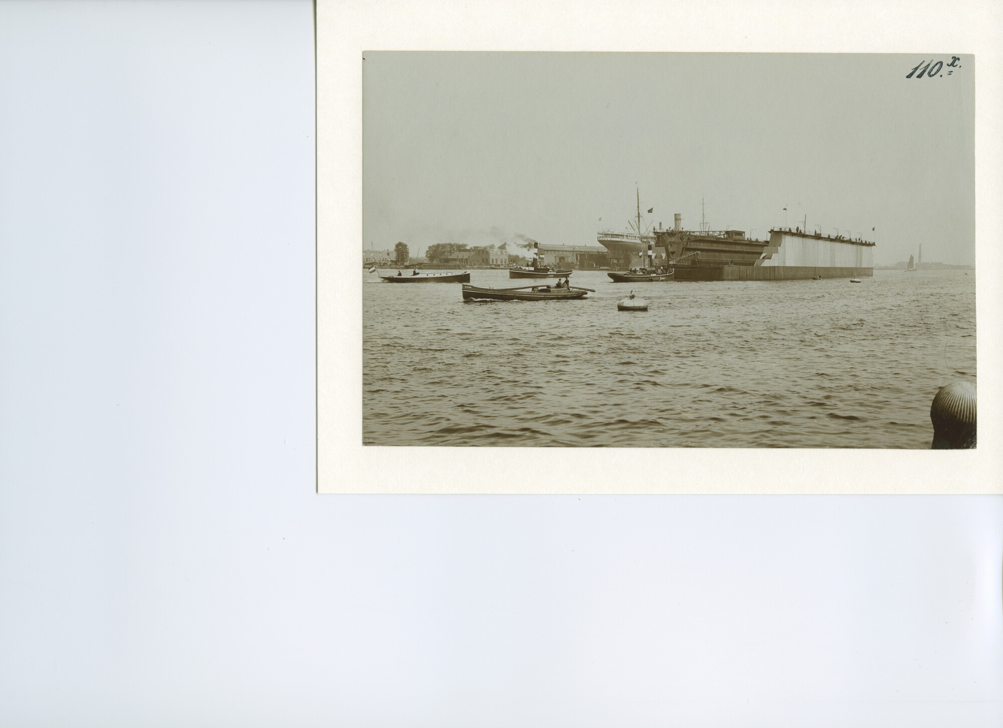 S.5444(0307)3; Foto van het Julianadok wordt over het IJ gesleept door twee sleepboten van Gebr. Goedkoop; foto