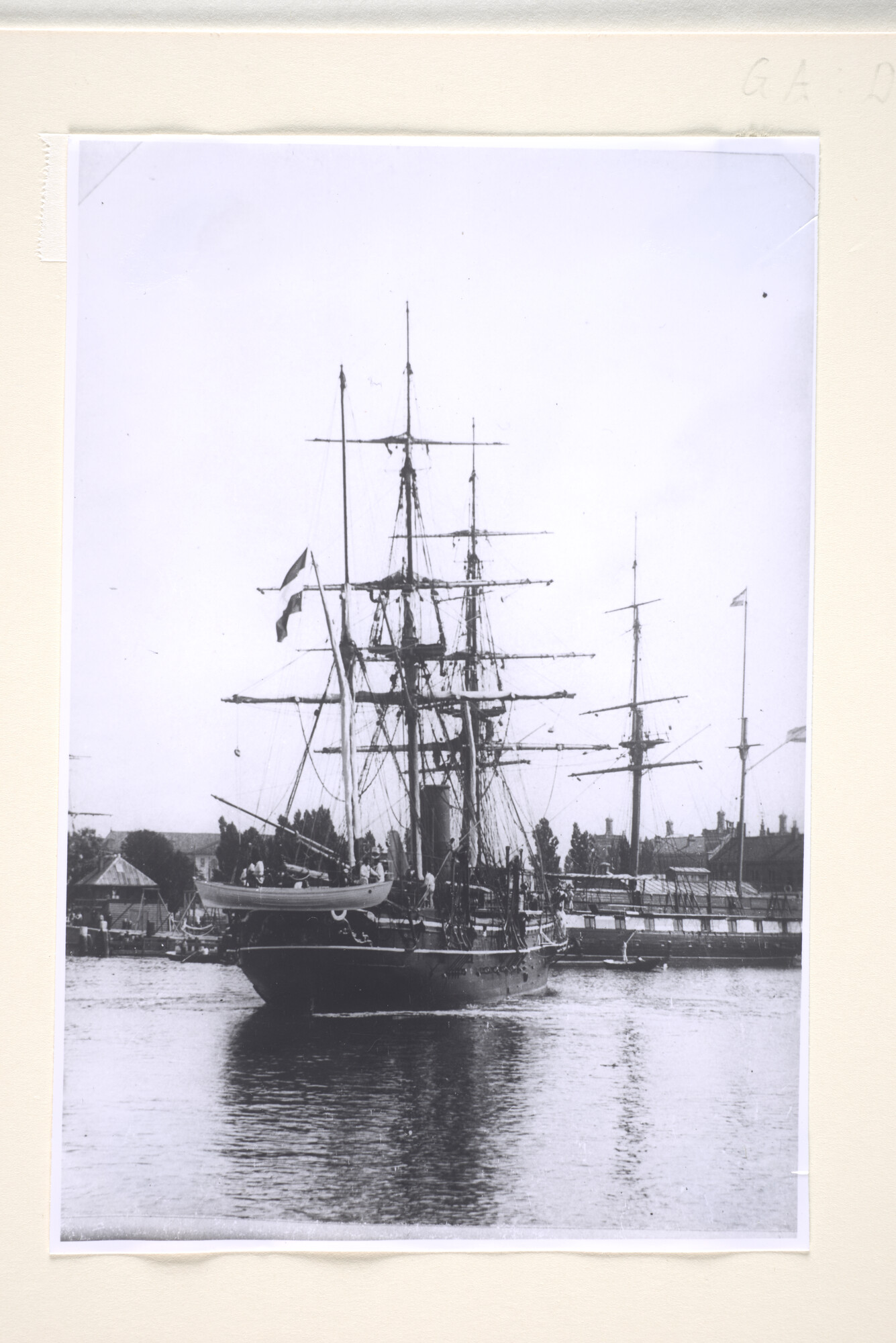 1995.1443; Het korvet Hr.Ms. 'Alkmaar' legt aan bij het Marine Etablissement te Amsterdam, juni 1895; foto