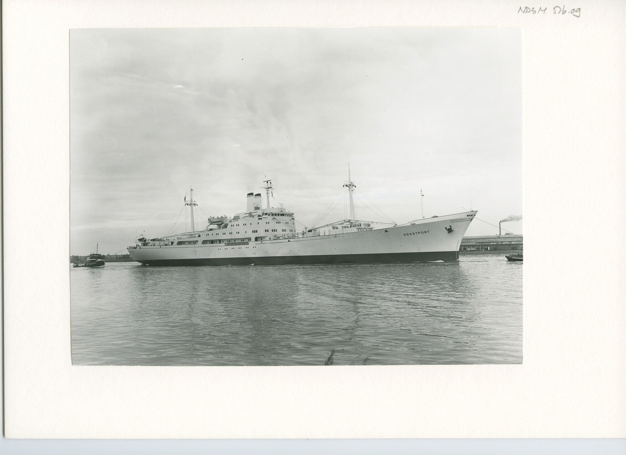 S.5444(02971)03; Foto van het koelvrachtschip ms. Geestport bij aankomst in IJmuiden en [...]; foto