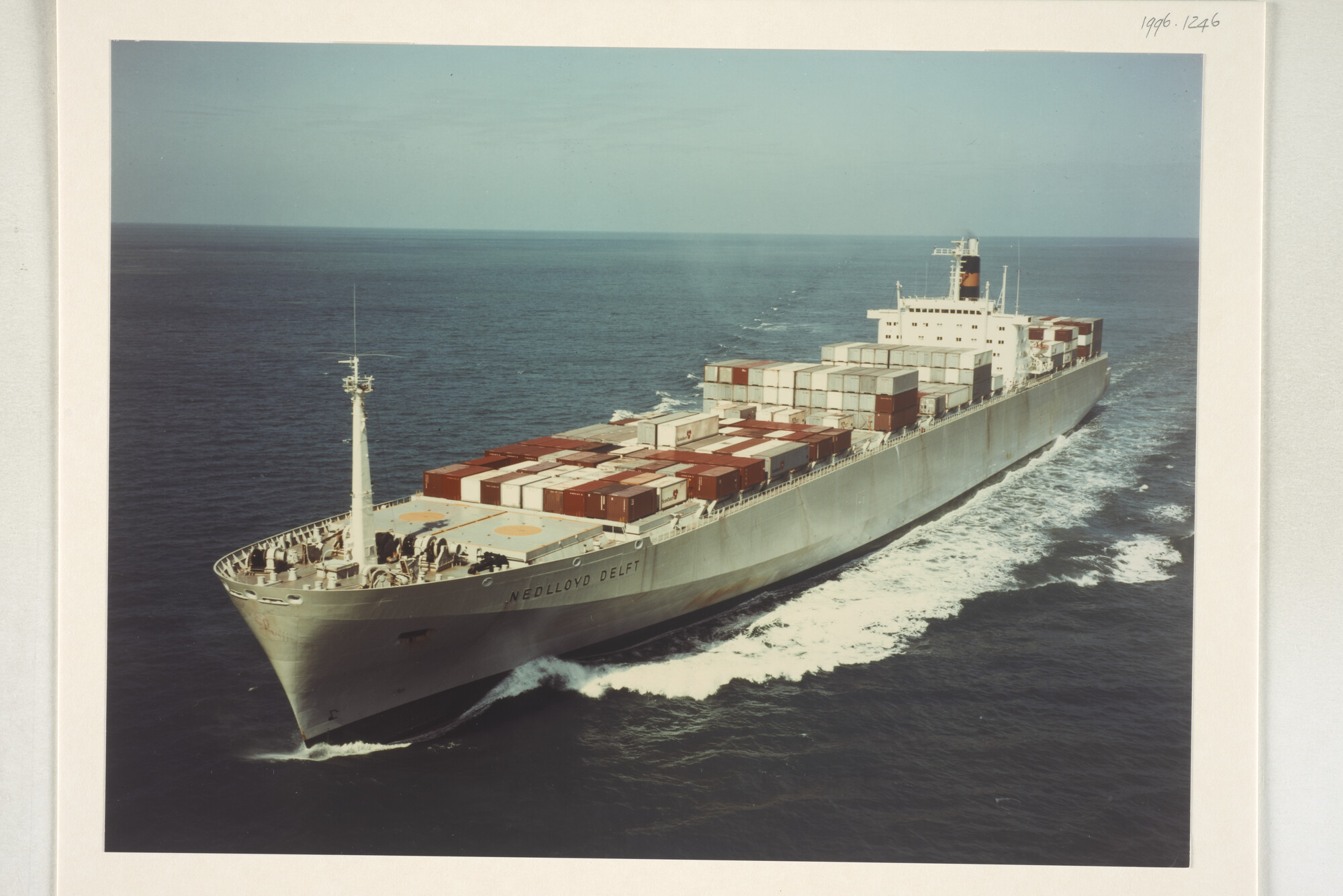 1996.1246; Een luchtfoto van het containerschip ms. Nedlloyd Delft van Nedlloyd Lijnen [...]; foto