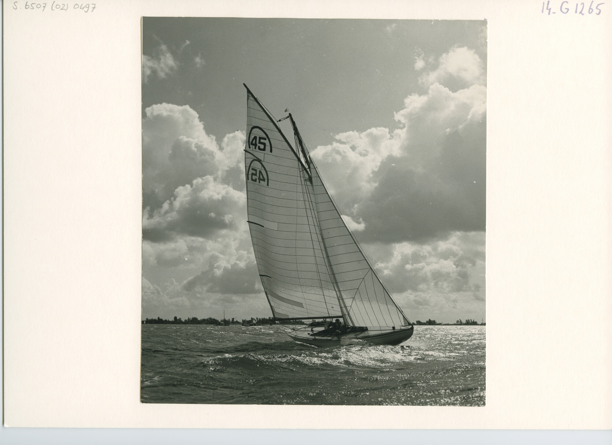 S.6507(02)0497.01; Zwart-wit foto van de Regenboog nummer 45 ('Algri'); foto