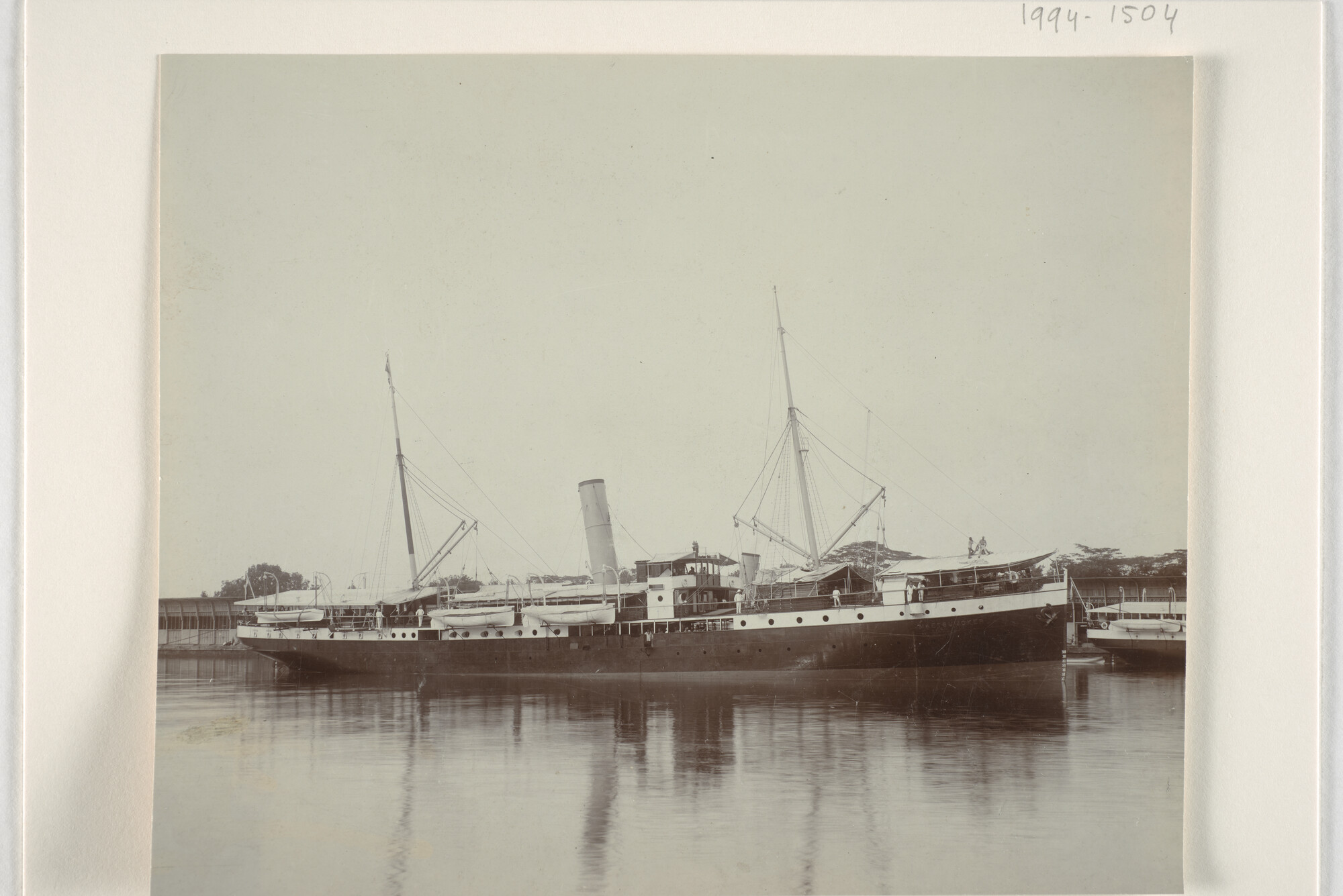 1994.1504; Het ss. 'Maetsuycker' afgemeerd in een haven (ergens) in Nederlands Indië; foto