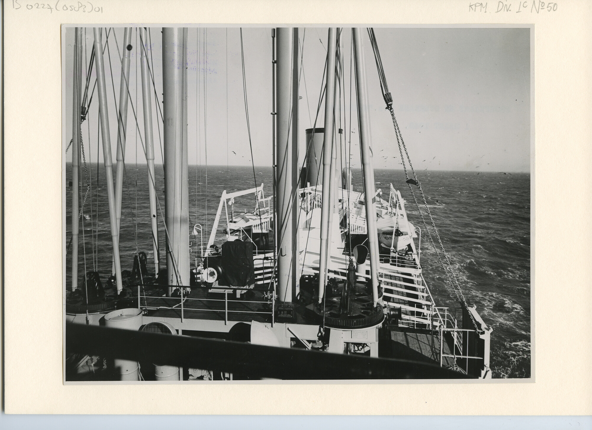 B.0227(0583)01; Foto van de proefvaart op de Noordzee en overdracht van de Waibalong door de werf aan de KPM; foto