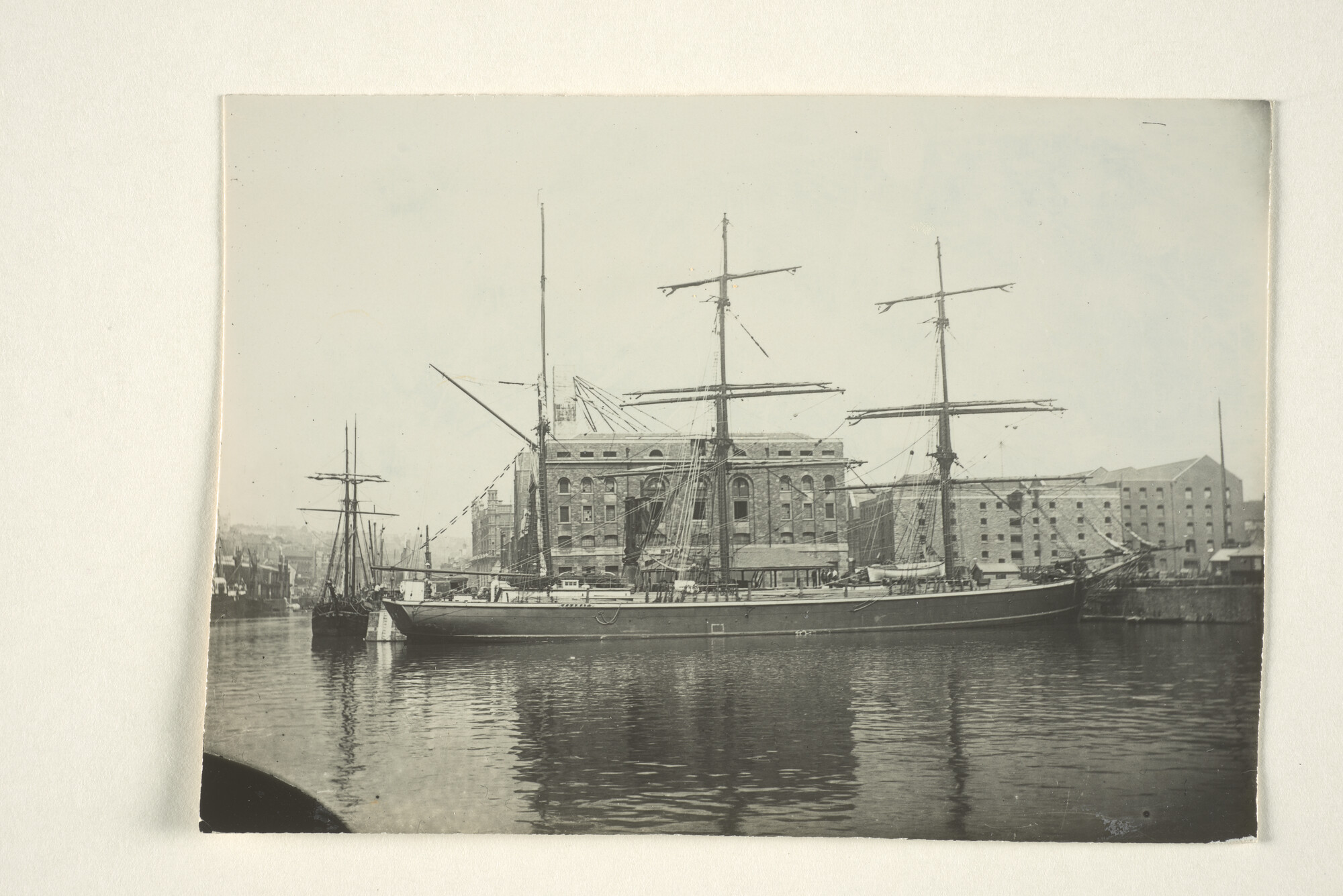 1997.1984; Het Finse 3-mast barkschip 'Slamat', gebouwd in 1876 op de werf van W.H. Meursing, ligt te Bristol hout te lossen; foto