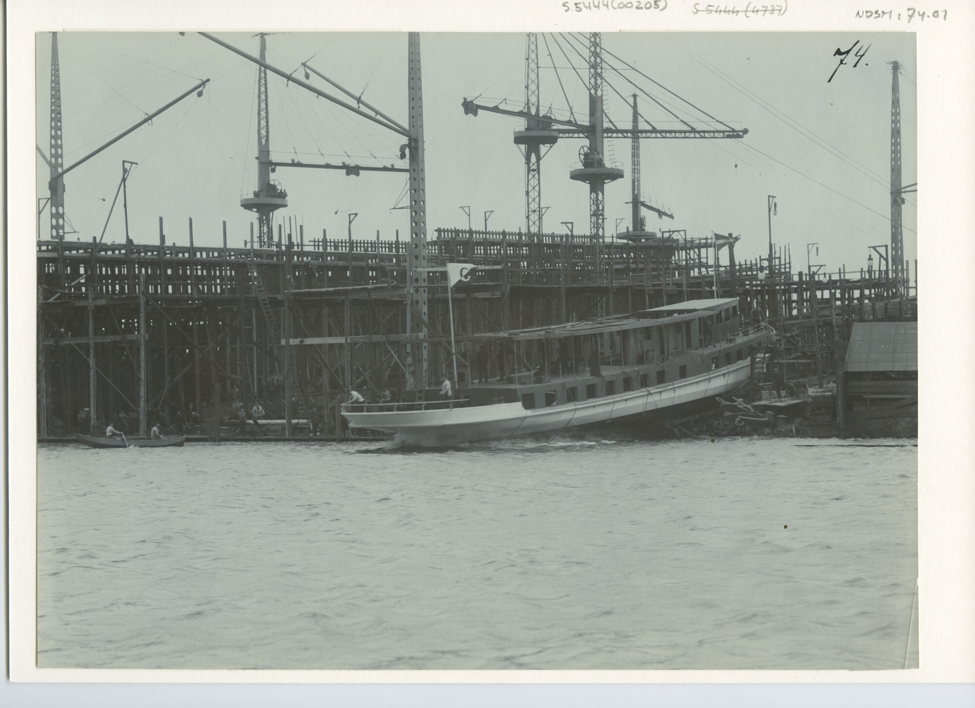 S.5444(00205); De salonboot Koningin Wilhelmina gebouwd door de Nederlandsche Scheepsbouw [...]; foto