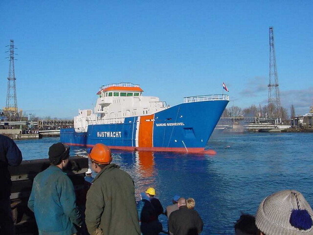 2001.2650; Kleurenfoto's van de tewaterlating van het visserij-inspectievaartuig 'Barend Biesheuvel' voor de AID; fotoreportage