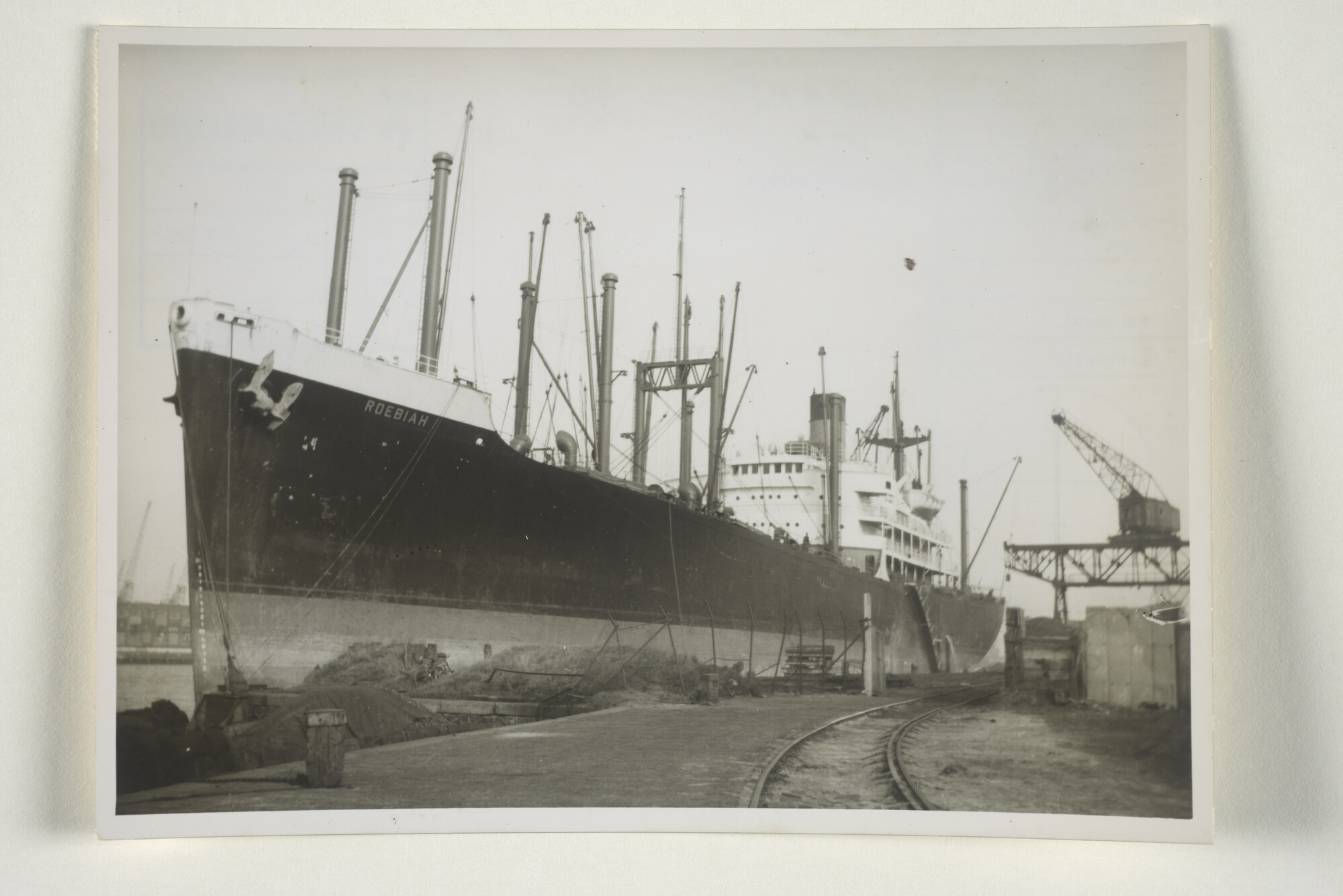 1999.3846; Het vrachtschip ss. Roebiah van de SMN aan een kade te Amsterdam; foto