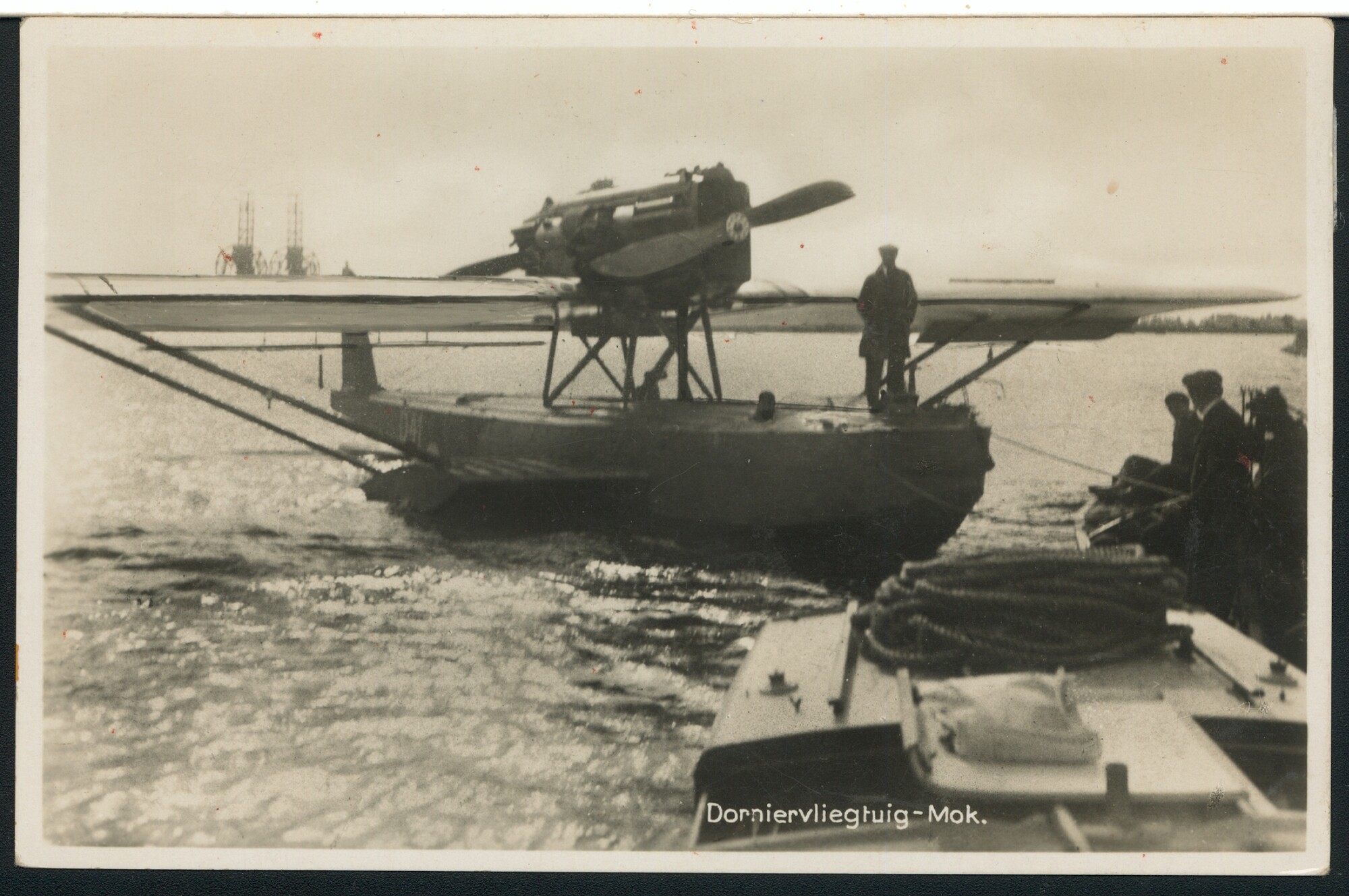 1994.6778; Een Dornier Wal F watervliegtuig D41 van de MLD op sleeptouw voor marinevliegkamp 'De Mok'op Texel; prentbriefkaart