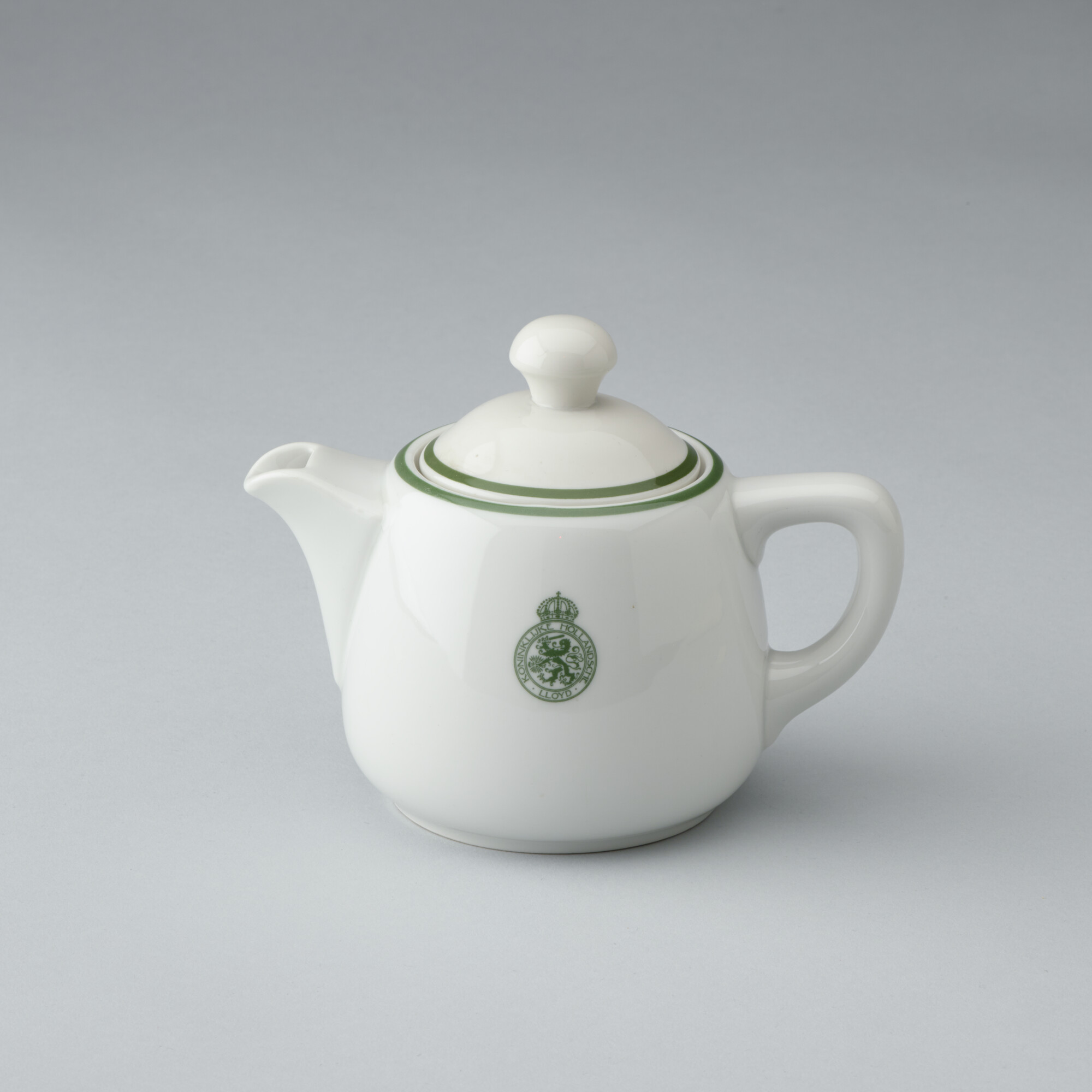 S.6483(2029); Theepot van porselein, klein model, met het logo van de Koninklijke Hollandsche Lloyd; theepot