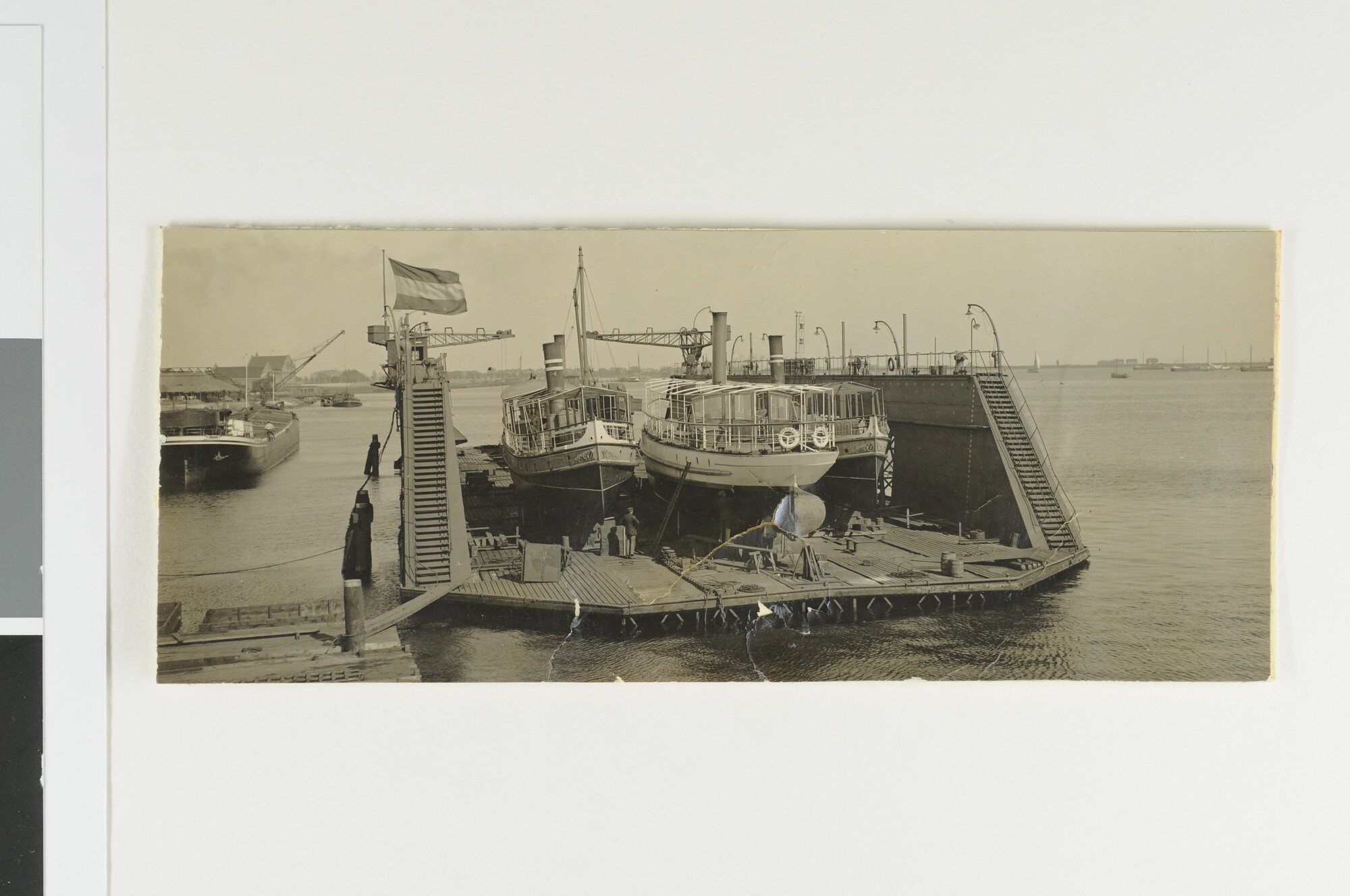S.4360(06)06; De salonboot ss. 'Havenstoombootdienst No. 4' en 'No. 5' van Gebr. Zur Mühlen's Havenstoombootdienst; foto