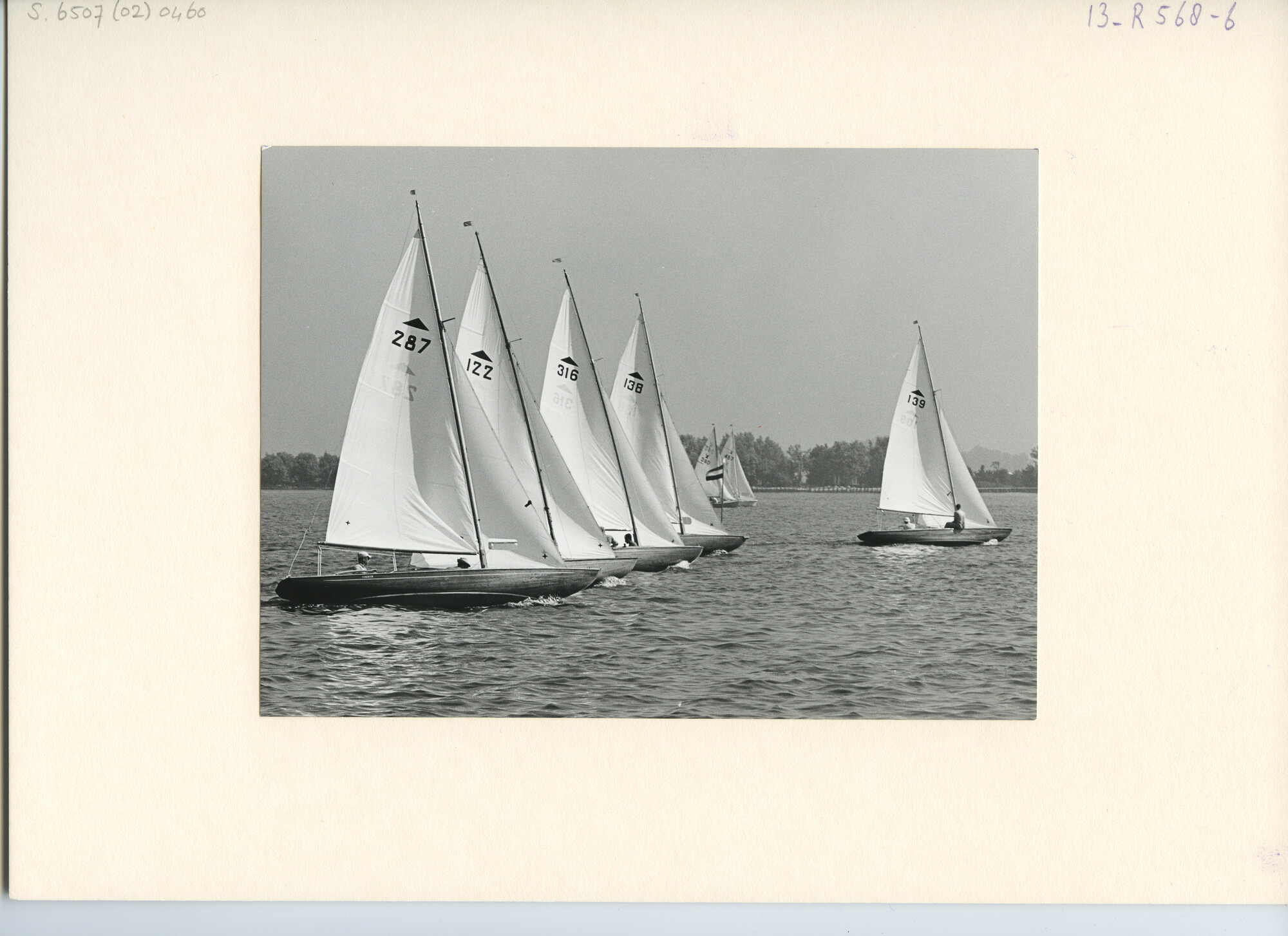 S.6507(02)0460.04; Zwart-wit foto van de Pampus-klasse op het Braassemermeer; foto