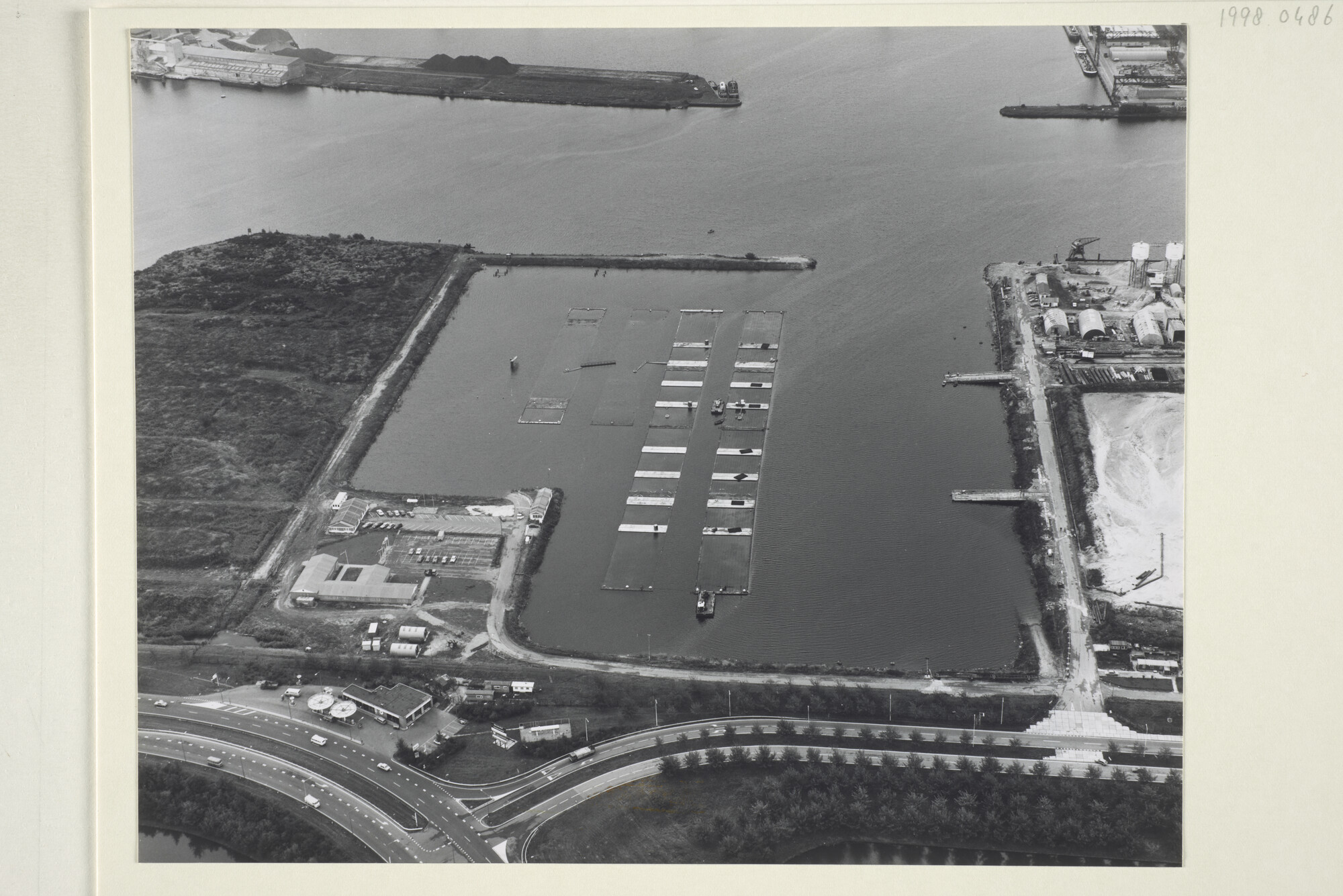 1998.0486; Luchtfoto's van het invaren van nieuwe tunnel segmenten voor de Hemspoortunnel onder het Noordzeekanaal [...]; fotoreportage