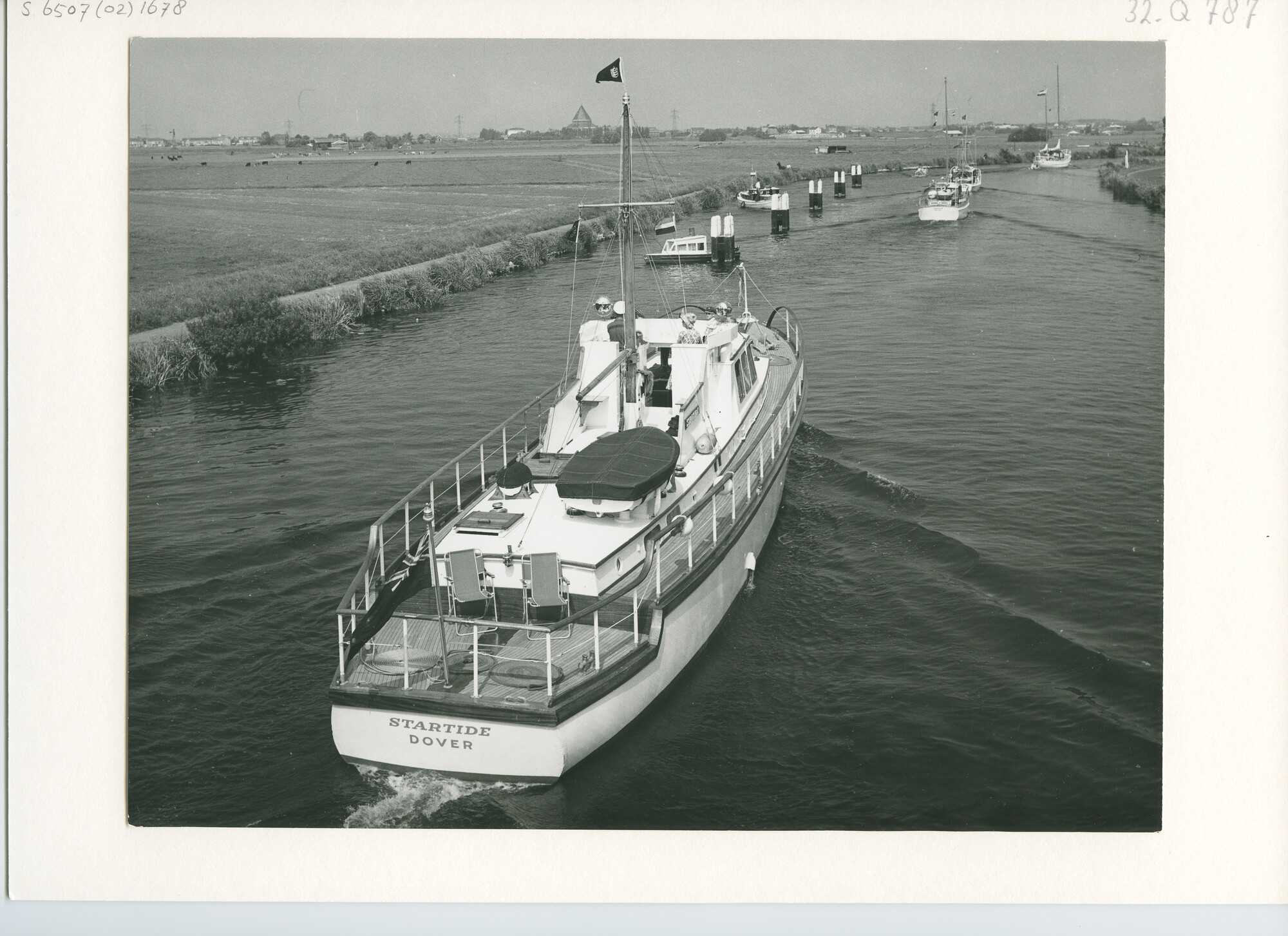 S.6507(02)1678.01; Zwart-wit foto van de deelnemers aan de Pavillon d'Or gefotografeerd vanaf de brug [...]; foto