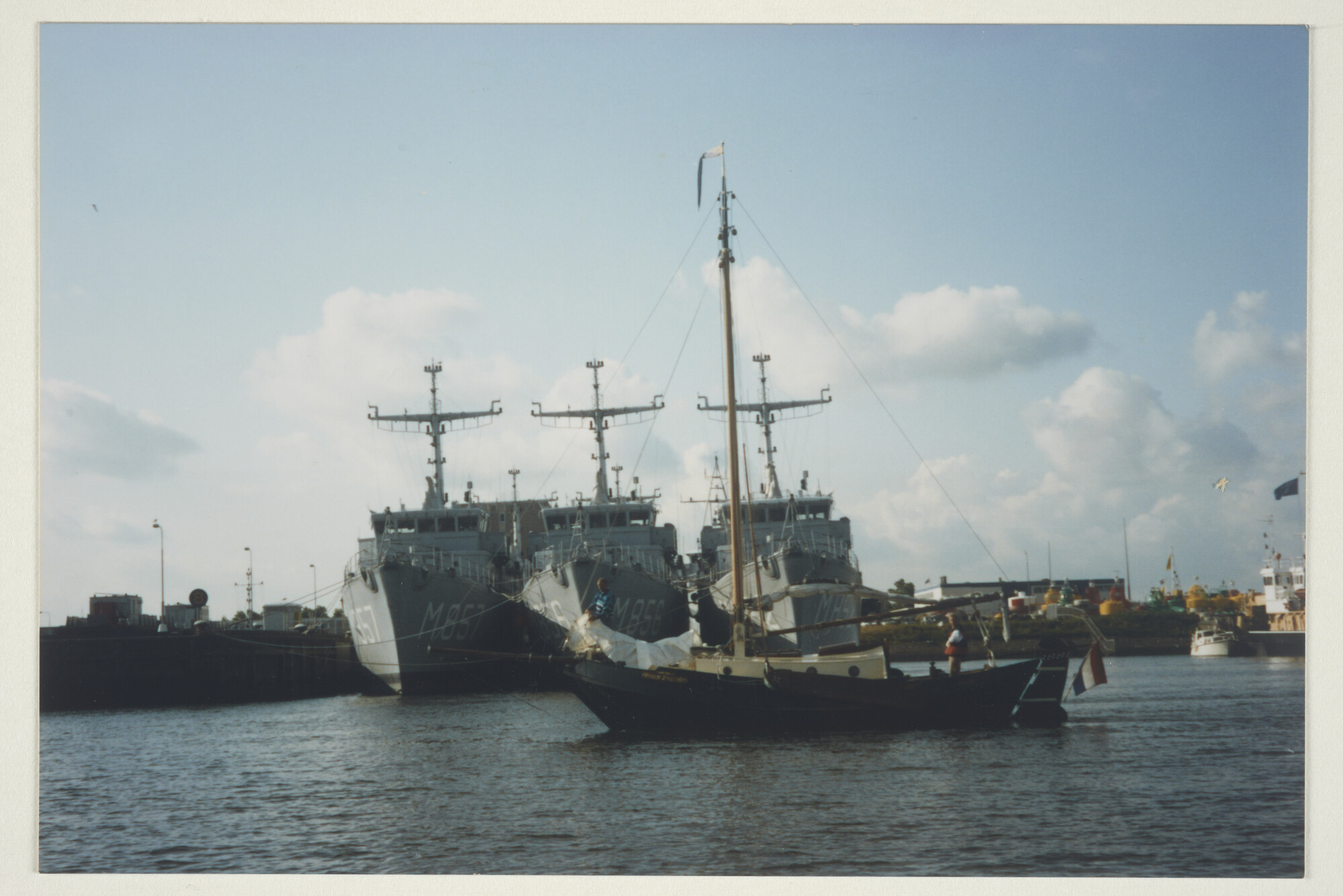 1999.3948; Een schokker-jacht passeert in Den Helder drie mijnenjagers [...]; foto