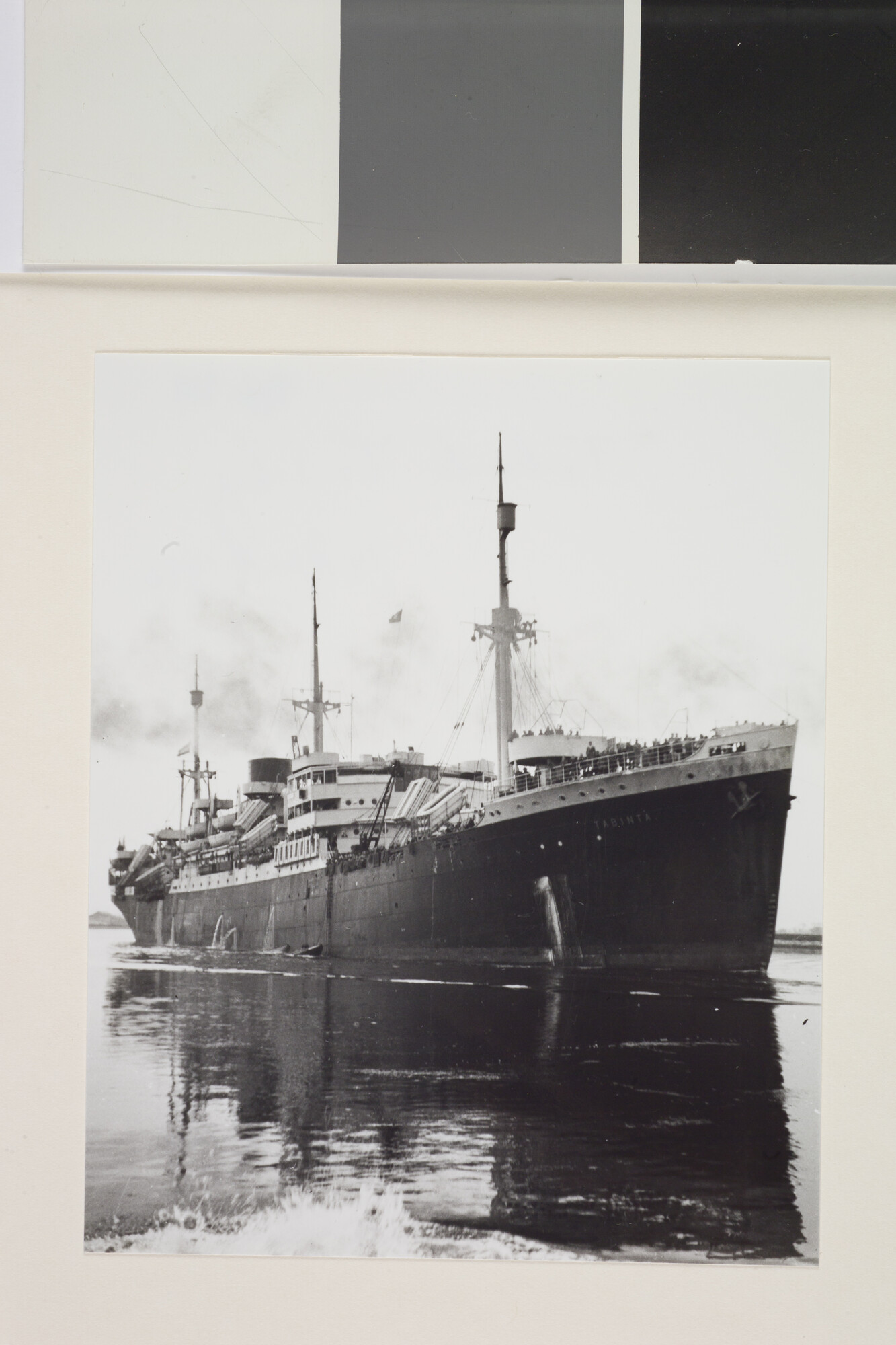 1996.3101; Het vrachtschip ms. 'Tabinta' van de SMN bij aankomst op het Noordzeekanaal, april 1946; foto
