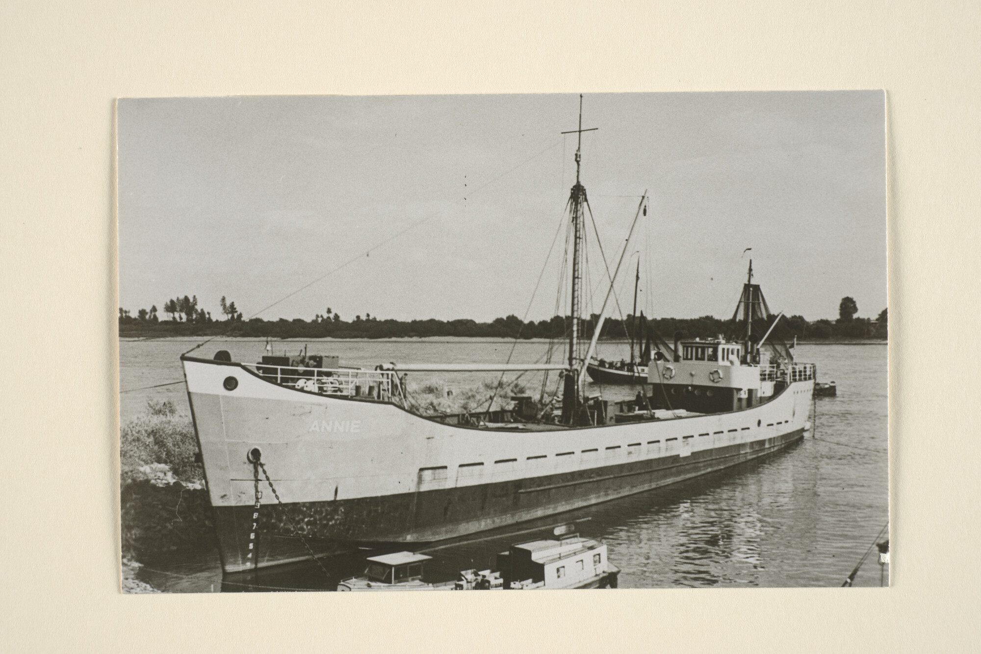 1996.1439; De coaster ms. 'Annie' (voormalig landingsvaartuig uit 1943, verbouwd bij de ASM tot G1-coaster) van Aannemingsbedrijf F. Fokkens te Naarden; foto