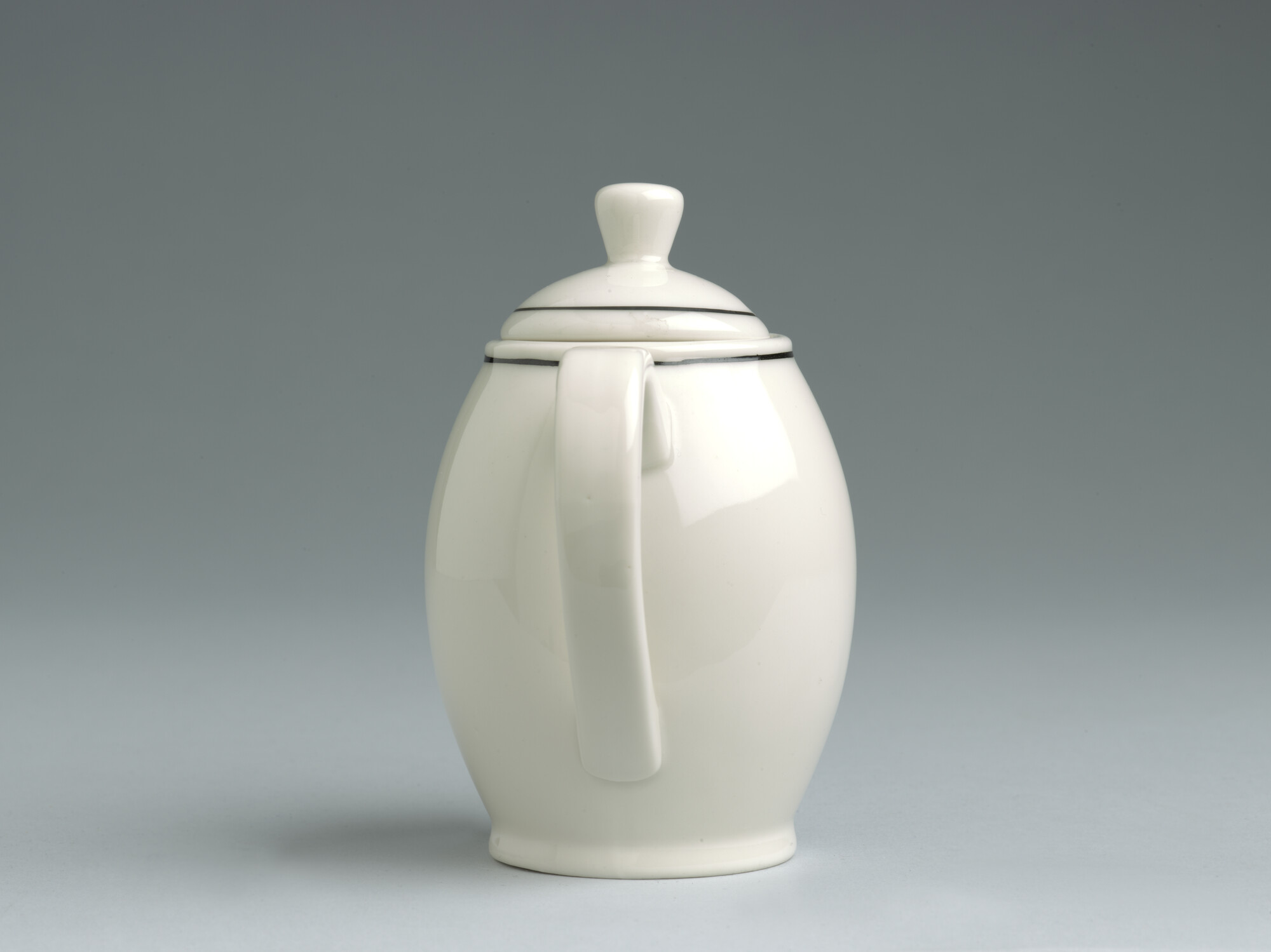 2012.1762; Koffiepot van de Royal Interocean Lines; koffiepot