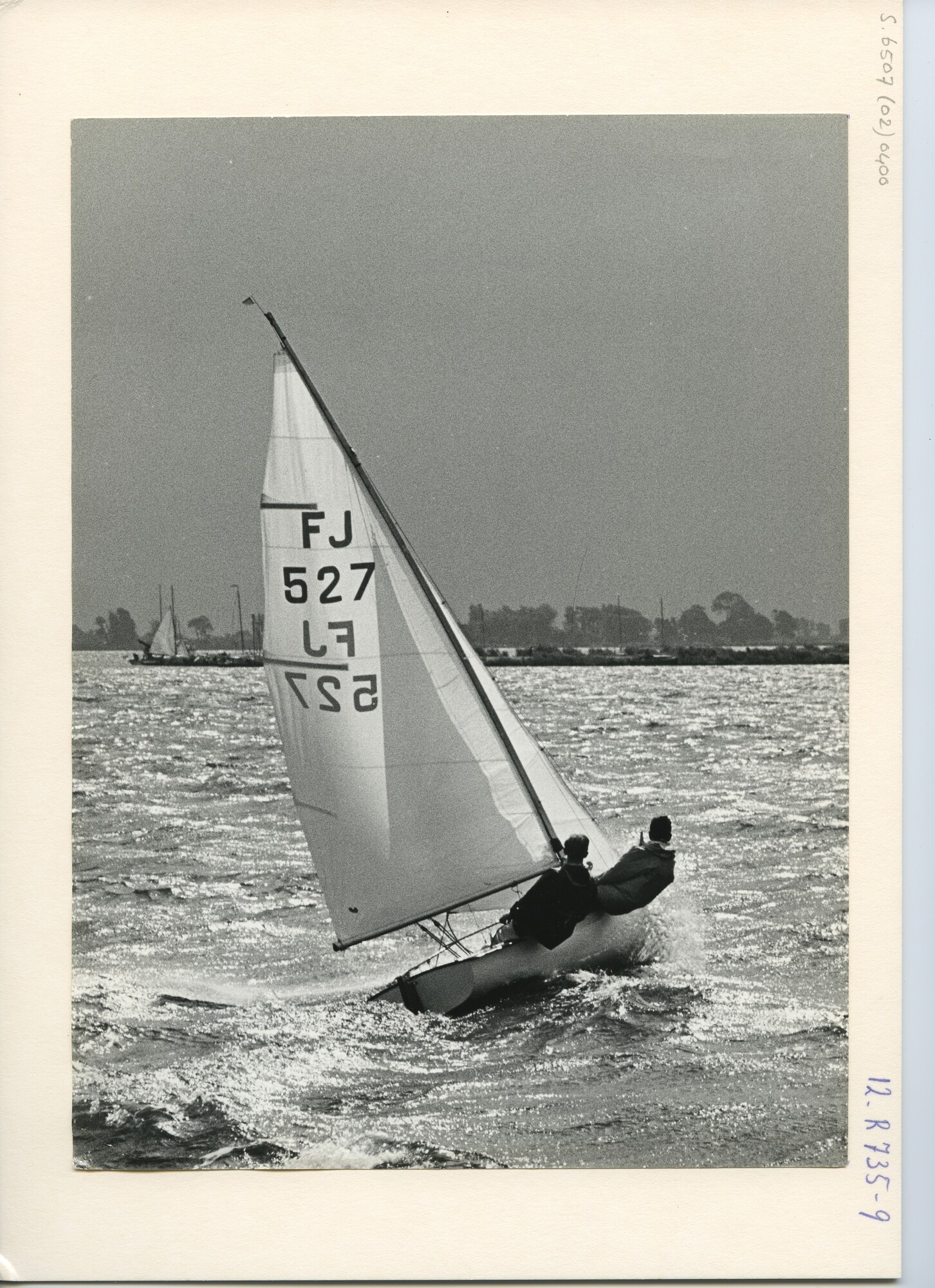 S.6507(02)0400.02; Zwart-wit foto van de Sneekweek 1964: de Flying Junior-klasse bij straffe bries; foto