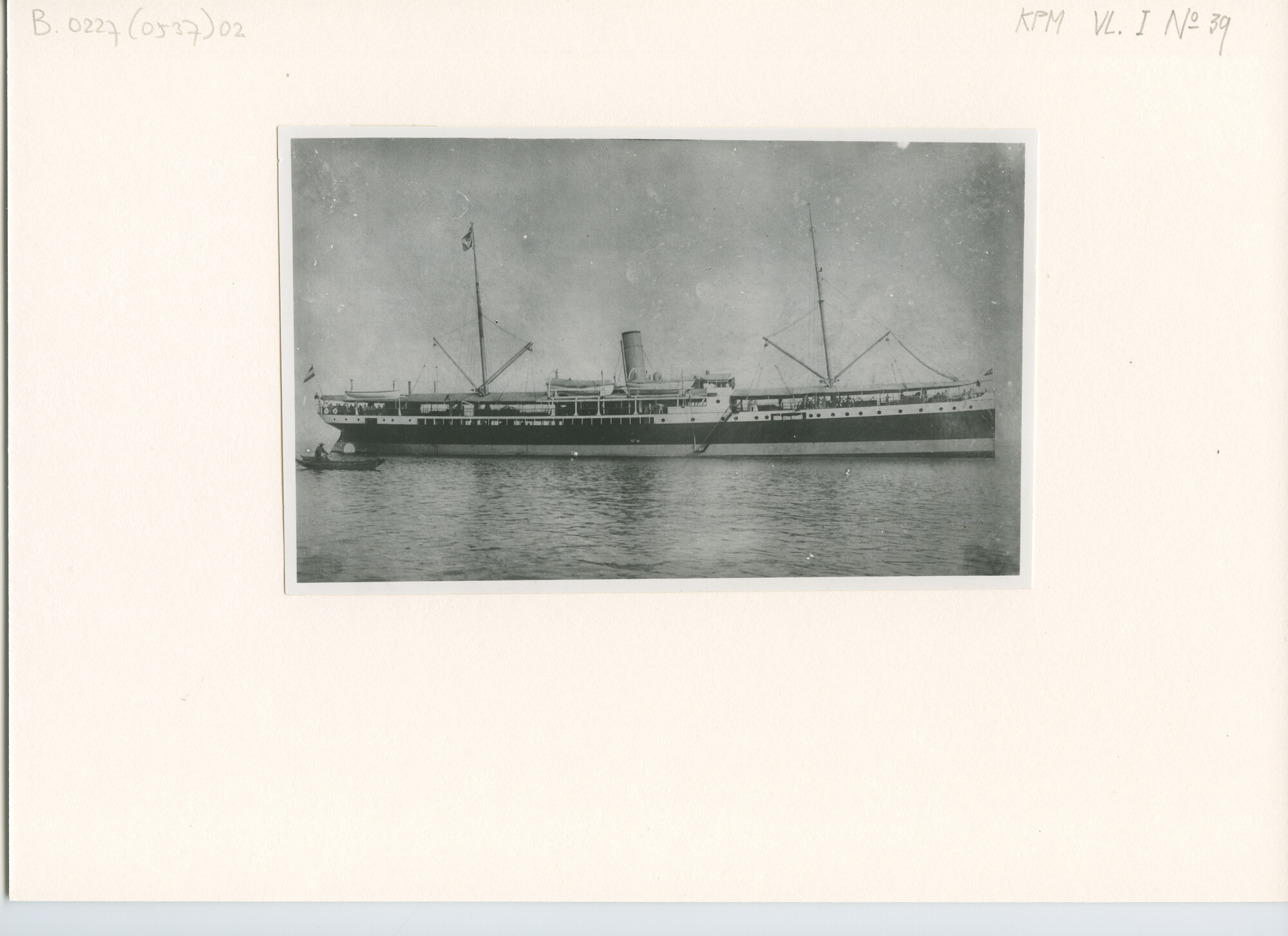B.0227(0537)02; Foto van ss. Van Outhoorn van de KPM varend op een rede in Aziatische wateren; foto