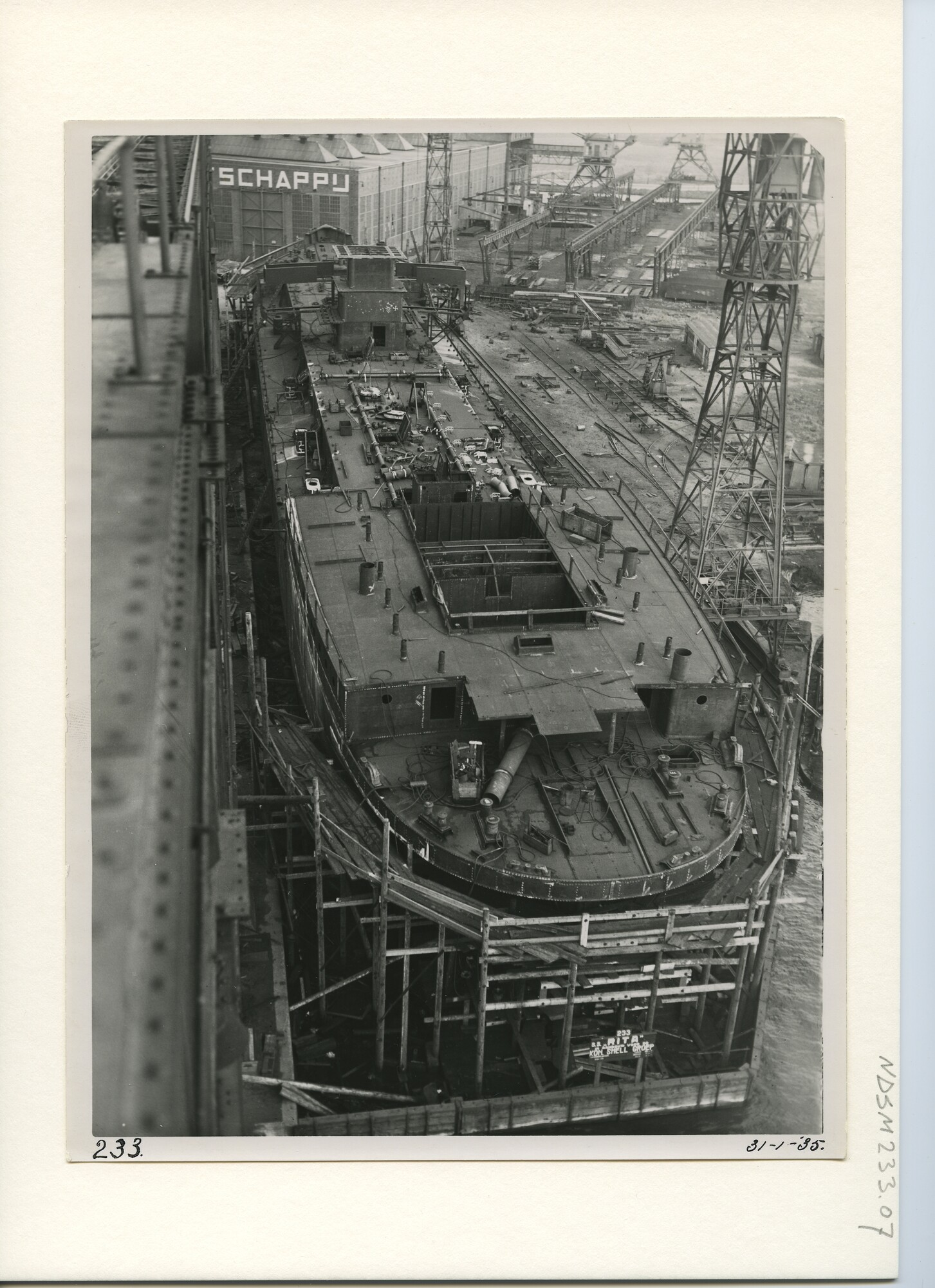 S.5444(1142)12; Foto van de tanker ss. Rita in aanbouw bij de NSM; foto