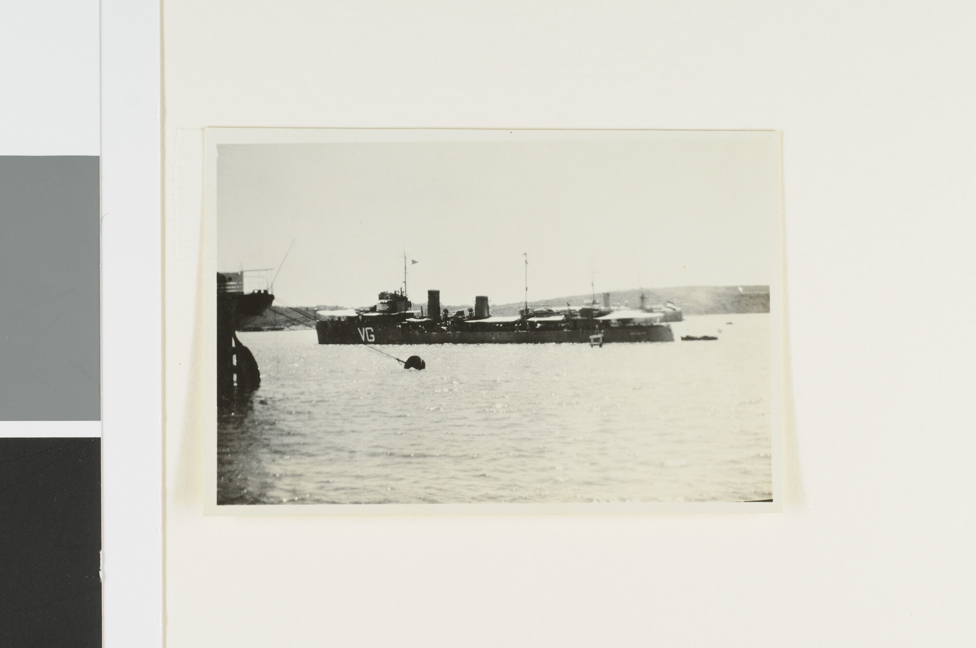 A.2867(01)079; De torpedobootjager Hr.Ms. 'Van Galen' ligt voor anker in het Schottegat (Curaçao); foto