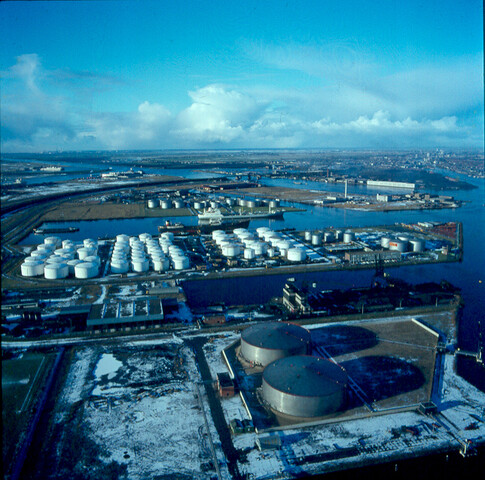 S.9100(3124); Dia van opslag Comos gezien vanaf de schoorsteen van de Hemweg Centrale; diapositief