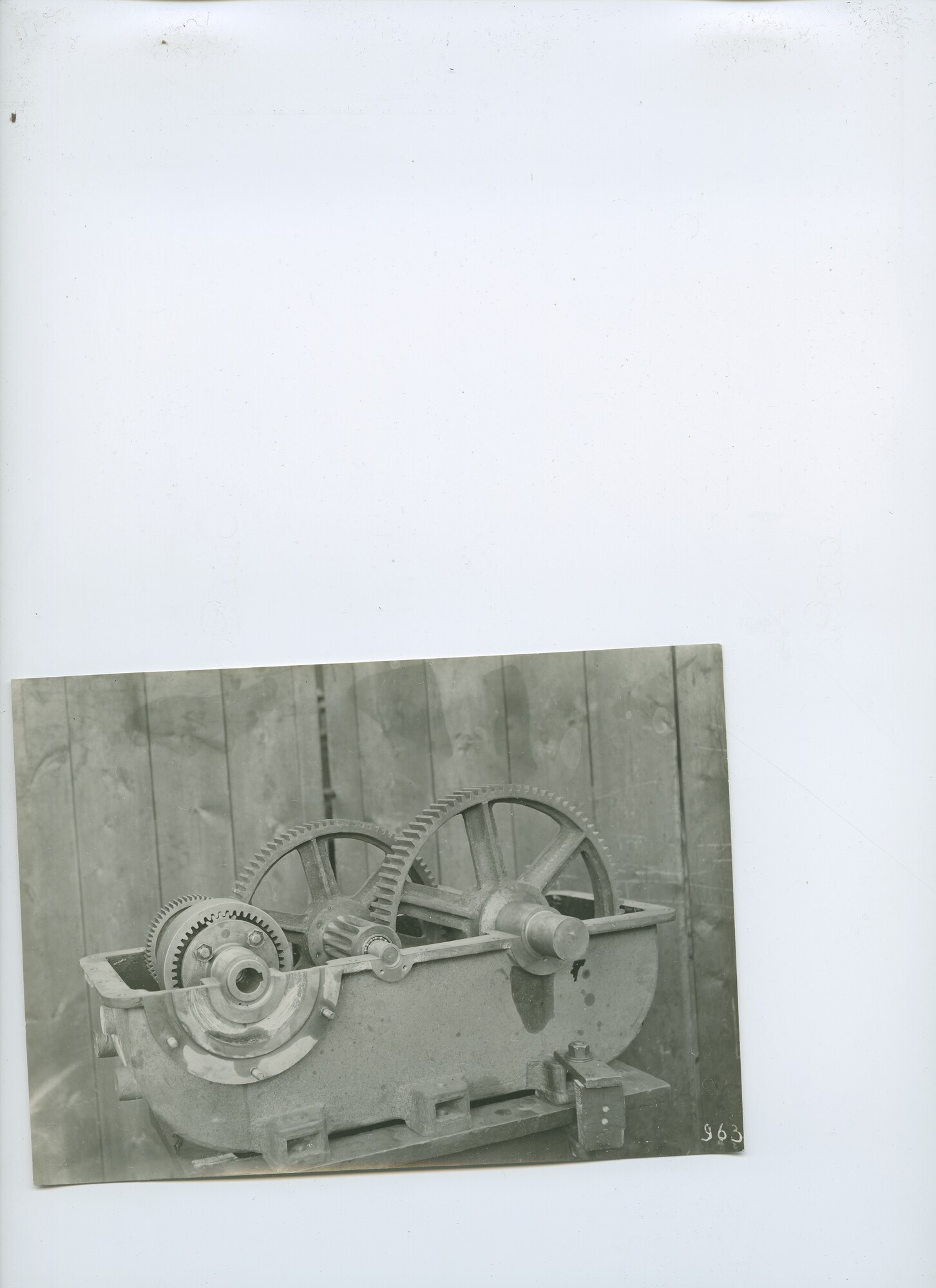 S.6386(114)0011; Foto van muurlier met motor (vooraanzicht); foto