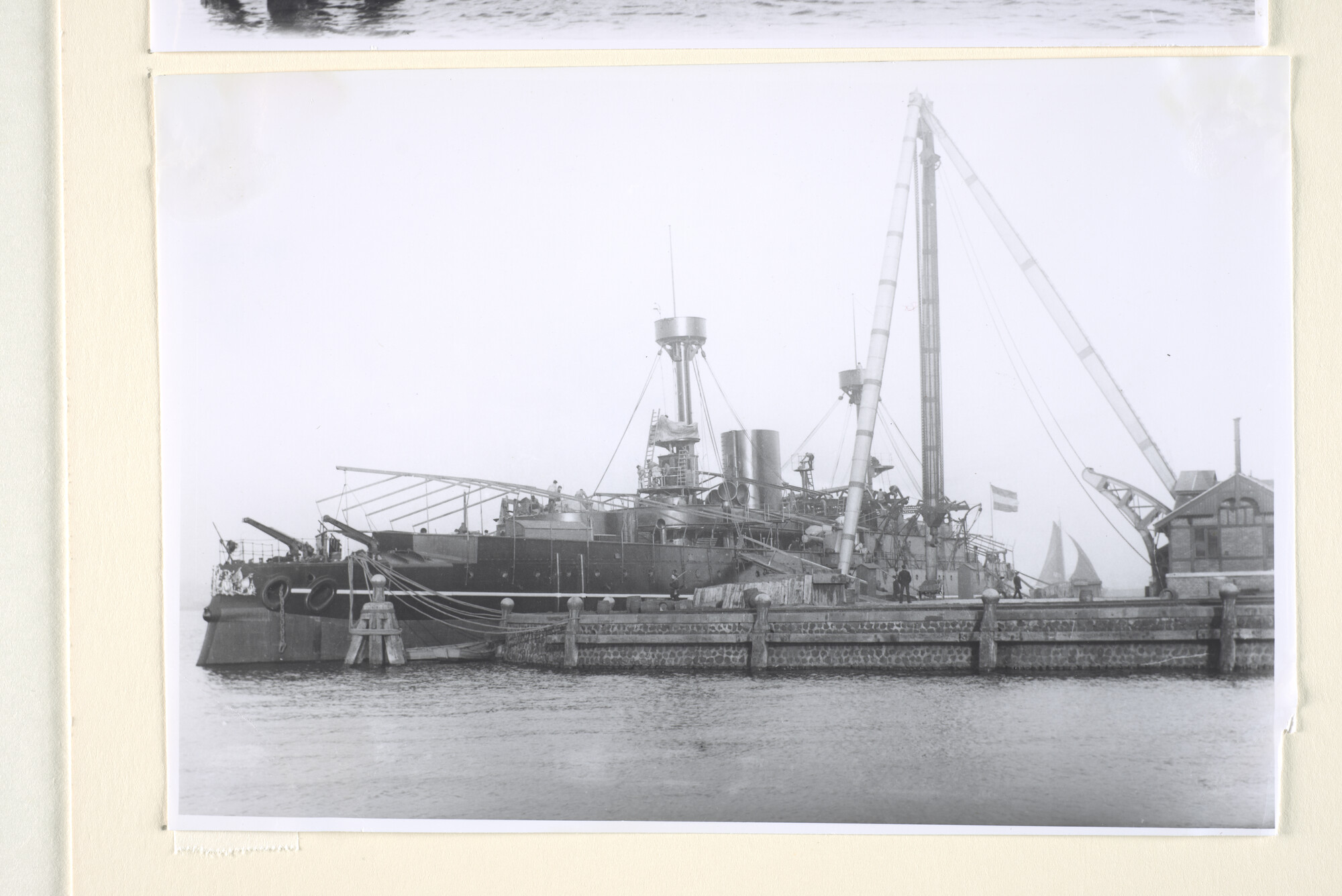 1994.7230; Reproductiefoto's van het pantserdekschip Hr.Ms. 'Koningin Wilhelmina der Nederlanden' tijdens de afbouw in Amsterdam [...]; fotoreportage