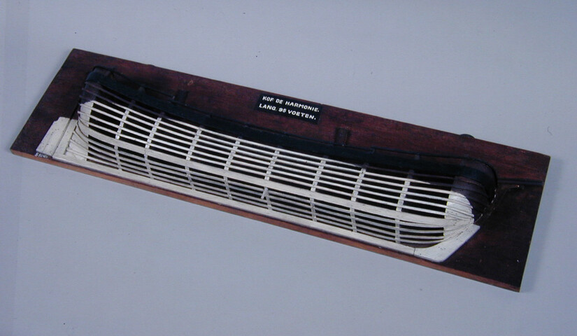 S.0824(01); Halfmodel van de kof Harmonie; scheepsmodel