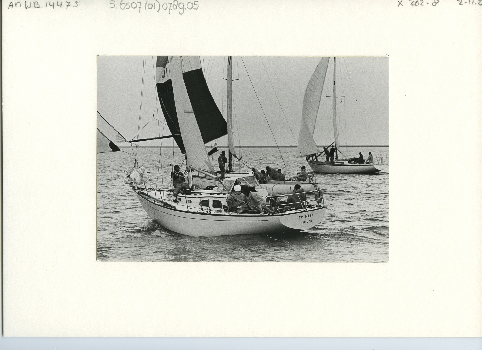 S.6507(01)0789.05; Foto van de start van de nachtwedstrijd op het IJsselmeer; foto