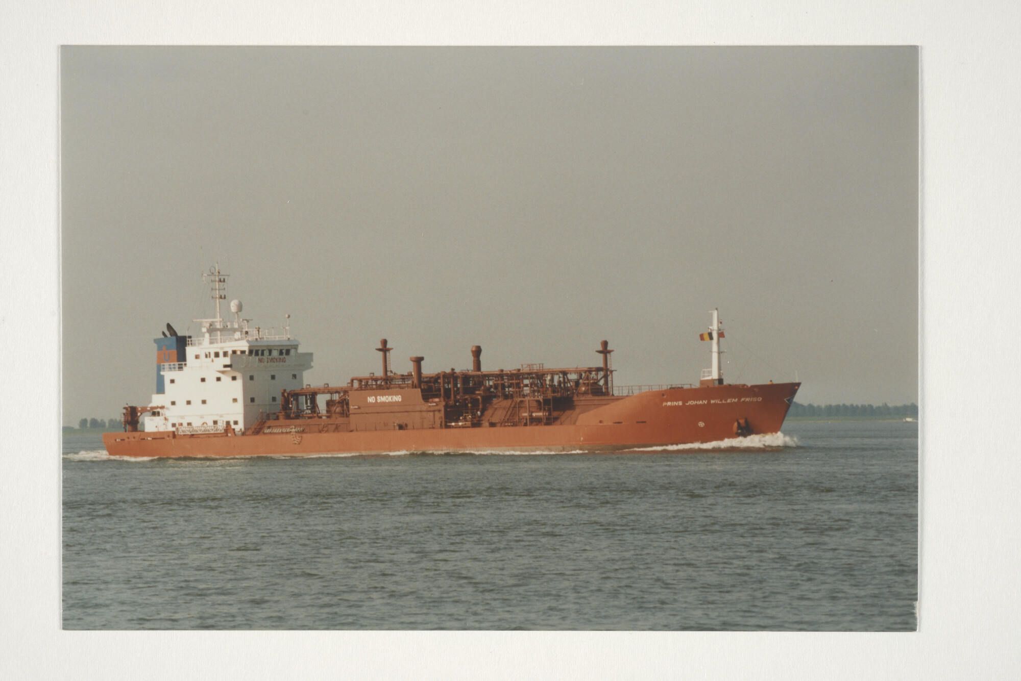 2000.0925; Kleurenfoto van de gastanker ms. 'Prins Johan Willem Friso' van Anthony Veder Gas Carriers te Rotterdam [...]; foto