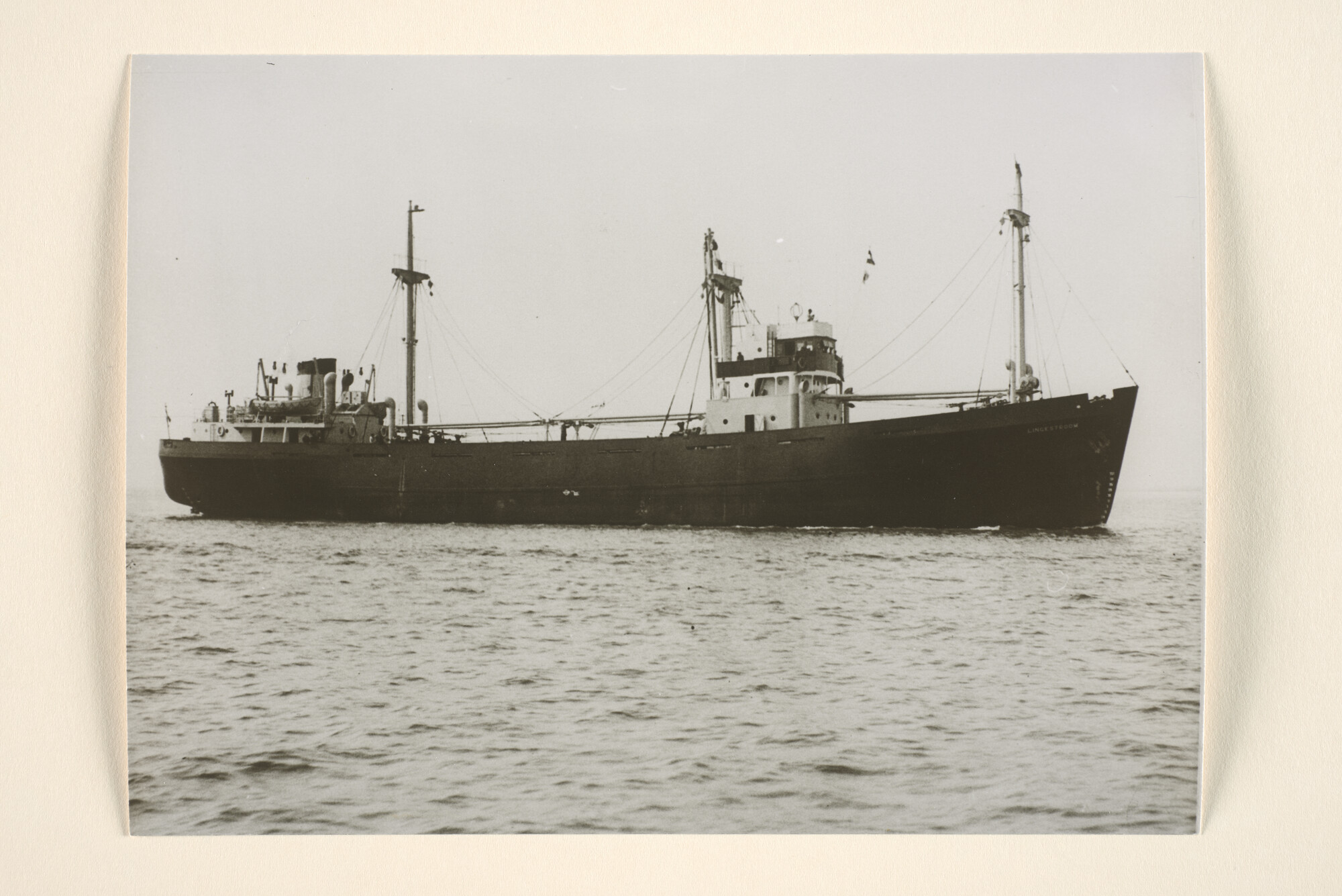 1995.6327; Het vrachtschip ms. Lingestroom van de Hollandsche Stoomboot Maatschappij [...]; foto