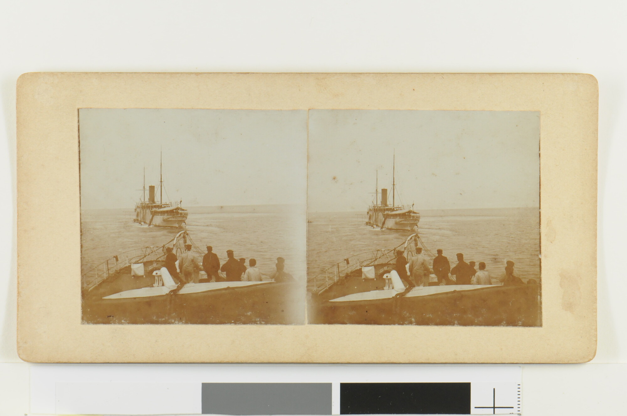 RS.0713(25); Het toeristenschip "Ile de France" wordt gesleept door Hr.Ms. Friesland; foto