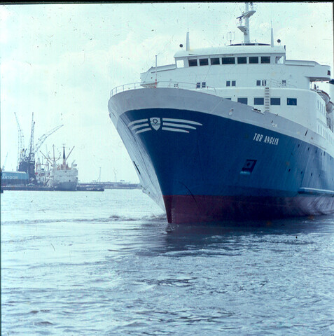 S.9100(3985); Dia van Zweedse veerboot 'Tor Anglia' van Rederi A/B Tor Line; diapositief
