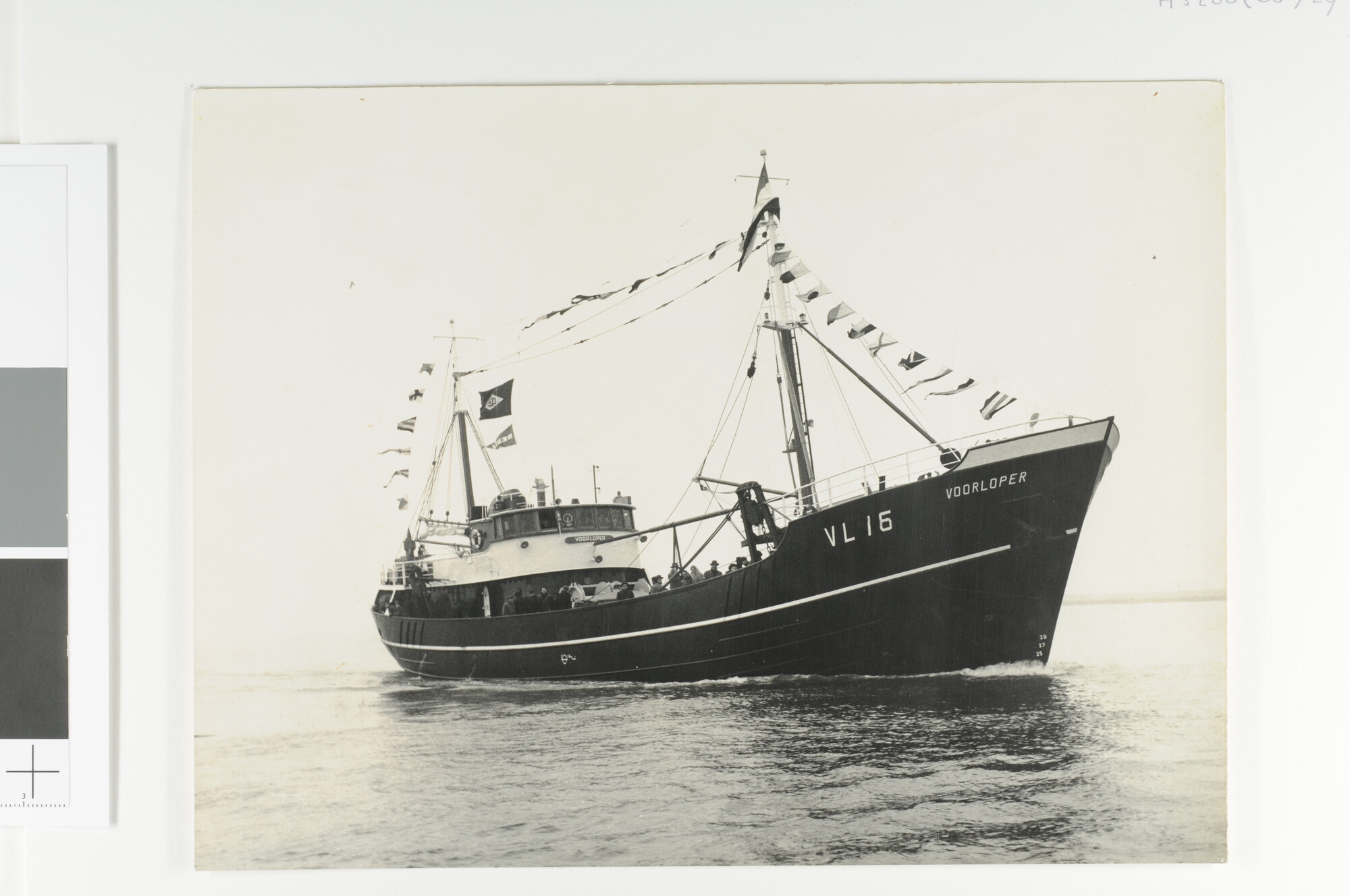 A.5260(08)29; De motortrawler 'Voorloper' (VL 16) van Dogger Maatschappij Vlaardingen; foto