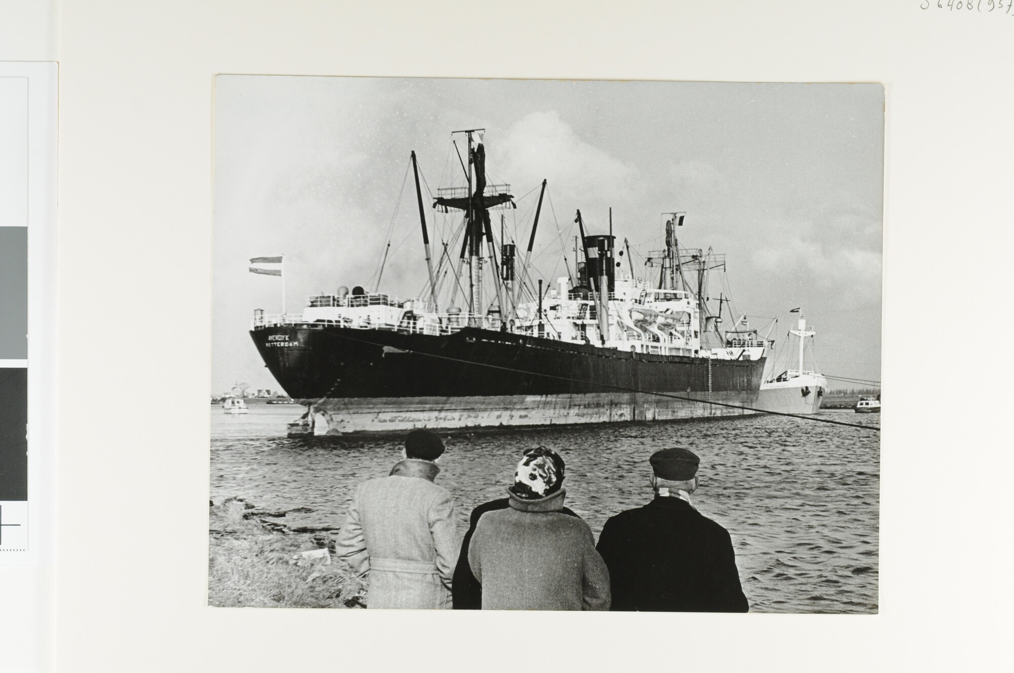 S.6408(0937); De aanvaring van het victoryschip ss. Averdijk (ex- Durham Victory) van de HAL op 4 maart 1964 met het Panamese ss. Alexandra K in het Noordzeekanaal; foto