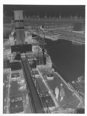 1998.1798; Sfeerbeeld van de Texaco olietanks aan de Petroleumhaven te Amsterdam; negatief