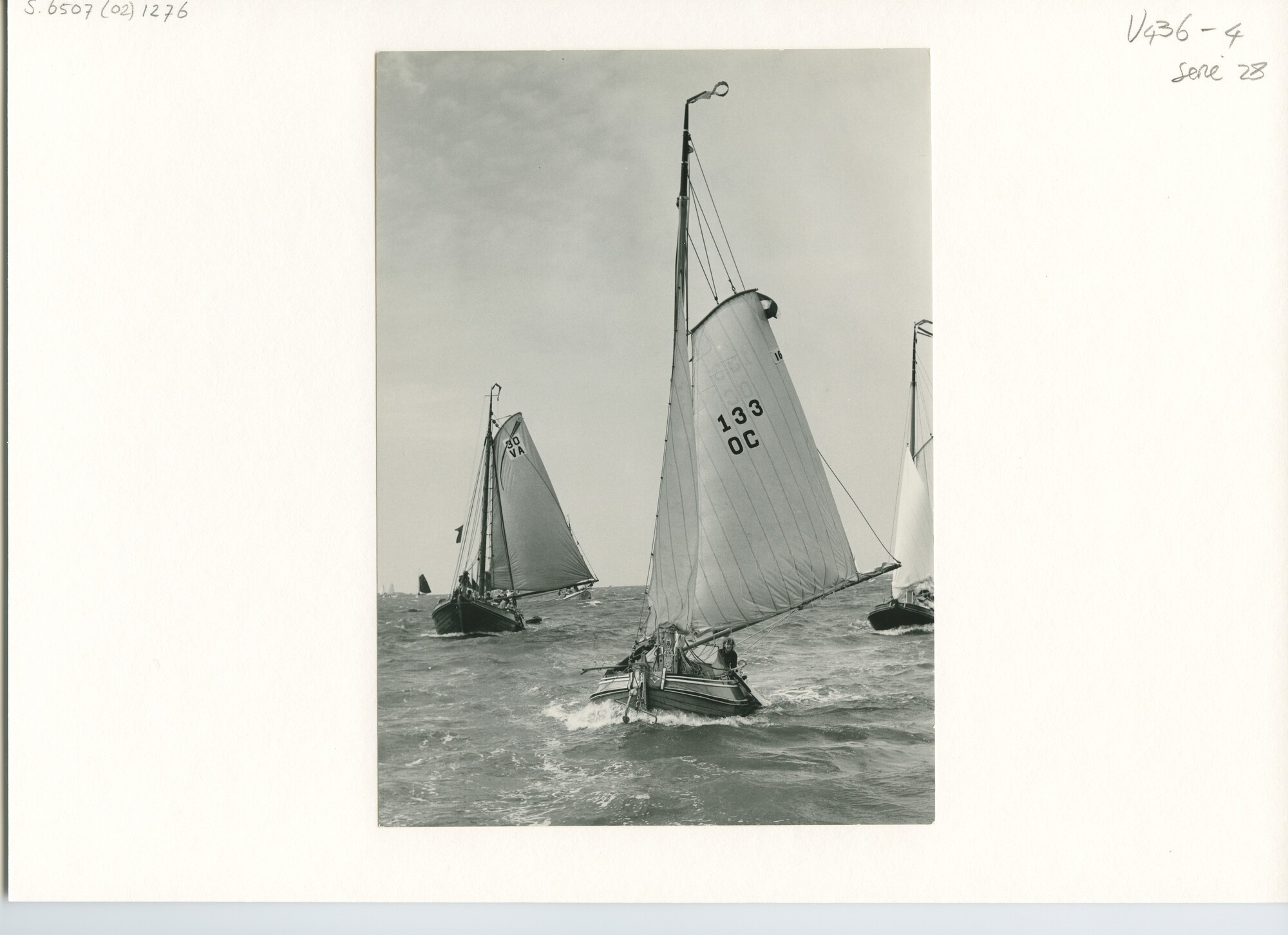 S.6507(02)1276.02; Zwart-wit foto van de reünie van ronde en platbodemjachten te Hellevoetsluis; foto