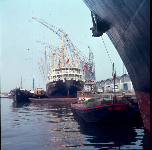 S.9100(0656); Het Duitse vrachtschip ms. 'Rheinland' In de Coenhaven te Amsterdam; diapositief