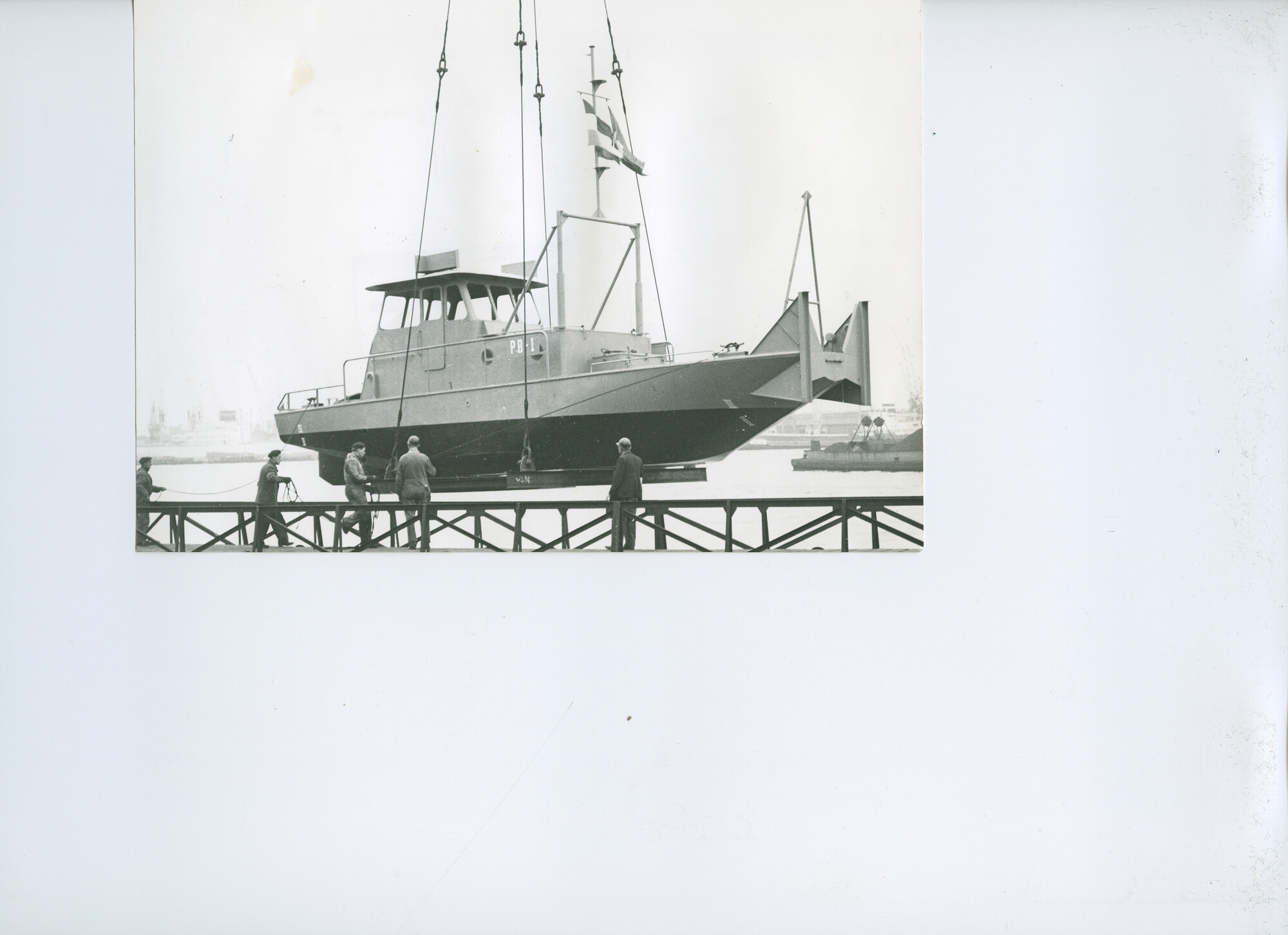 S.5621(01)0503; Foto van duwboot "PB - I"; foto
