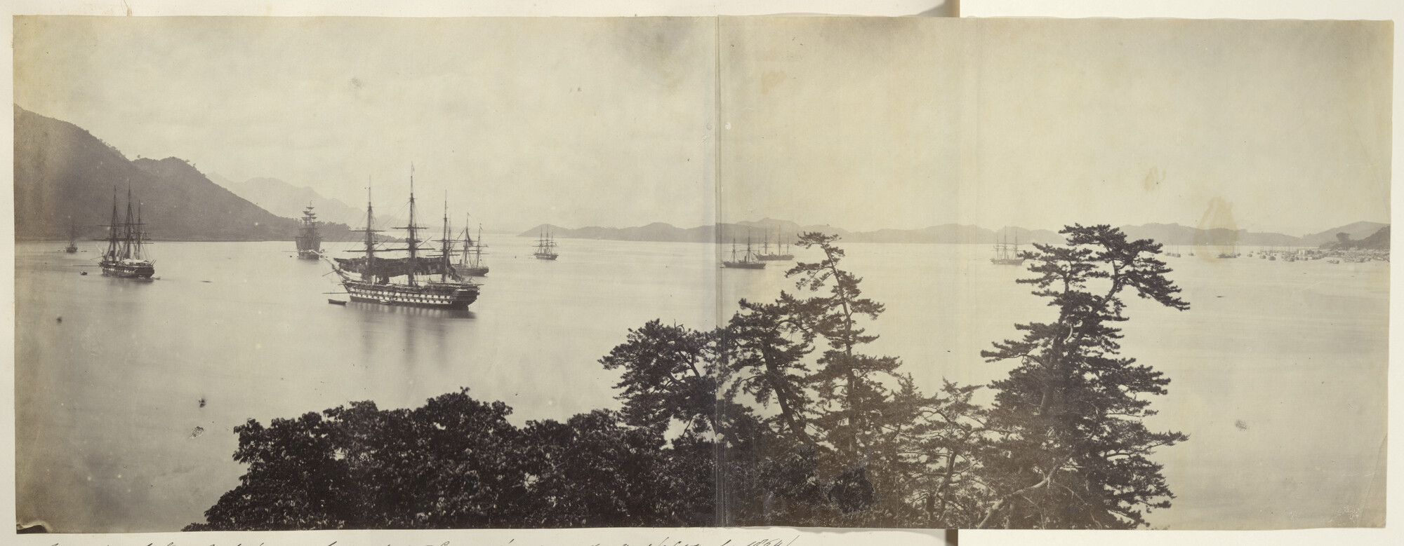 S.3628(04)017; Panoramafoto van een deel van de geallieerde vloot tijdens het weerzien in de Straat van Shimonoseki in 1864; foto