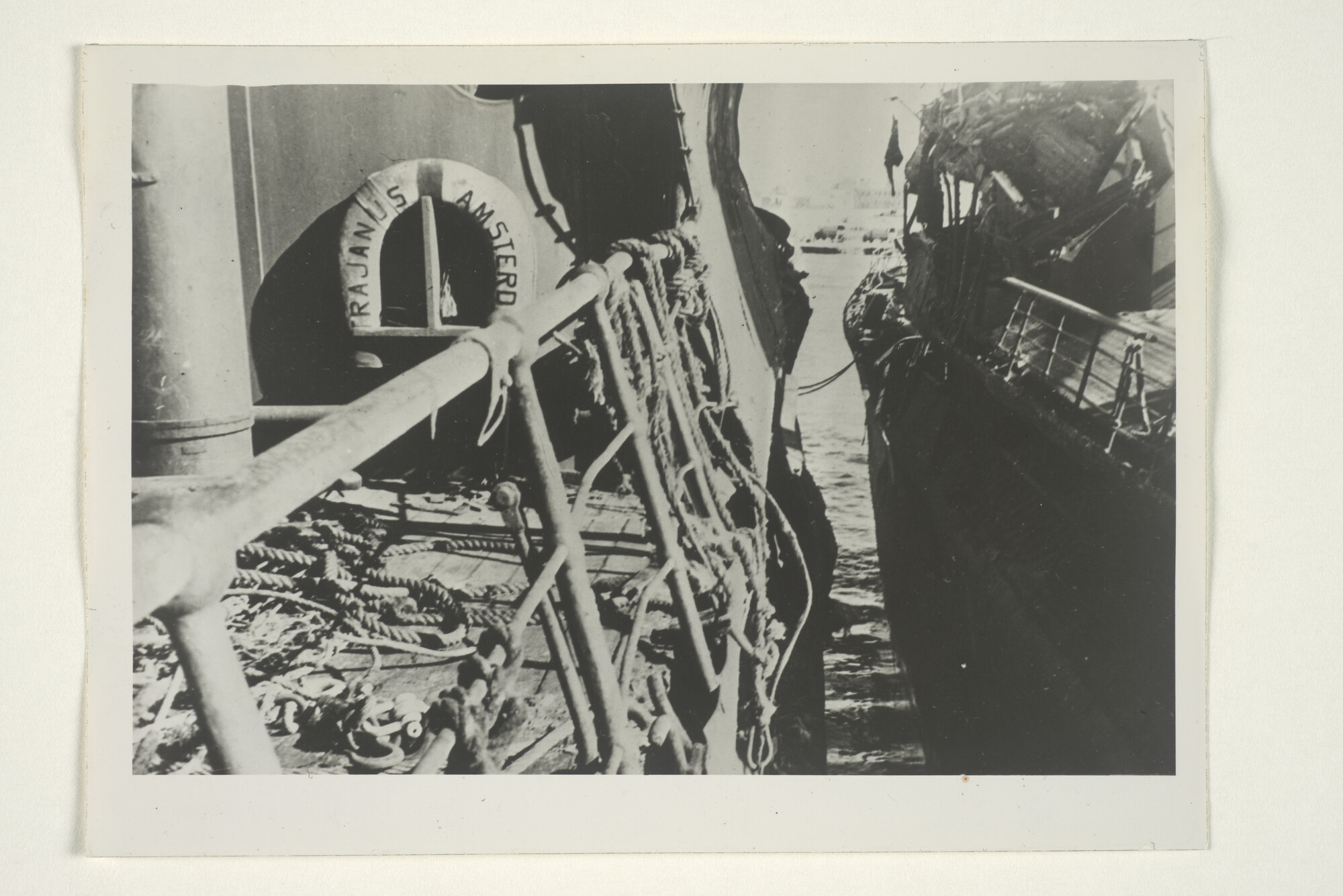 2000.3419; Foto's van het beschadigde vrachtschip ss. 'Trajanus' van de KNSM in de haven van Benghazi, januari 1943; fotoreportage