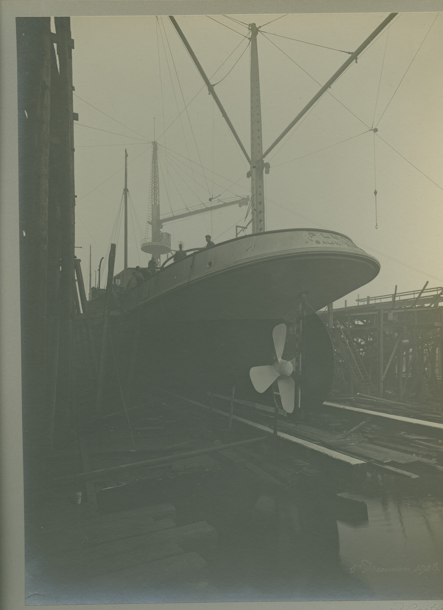 S.5444(0242)2; Foto van de tewaterlating van de zeesleepboot ss. Pluto; foto