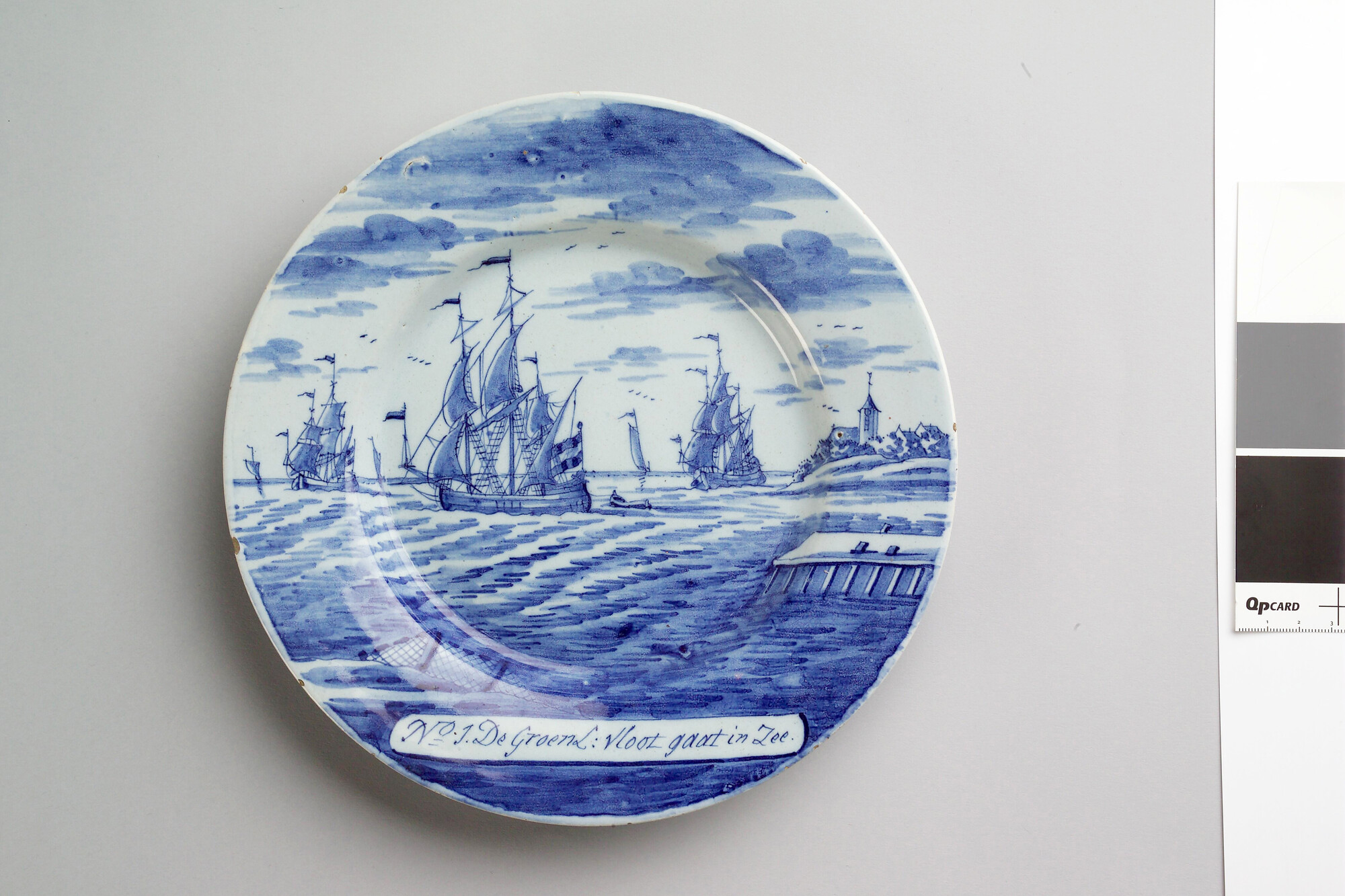 A.5130(01); Bord van Delfts aardewerk met afbeelding van de walvisvaart; sierbord