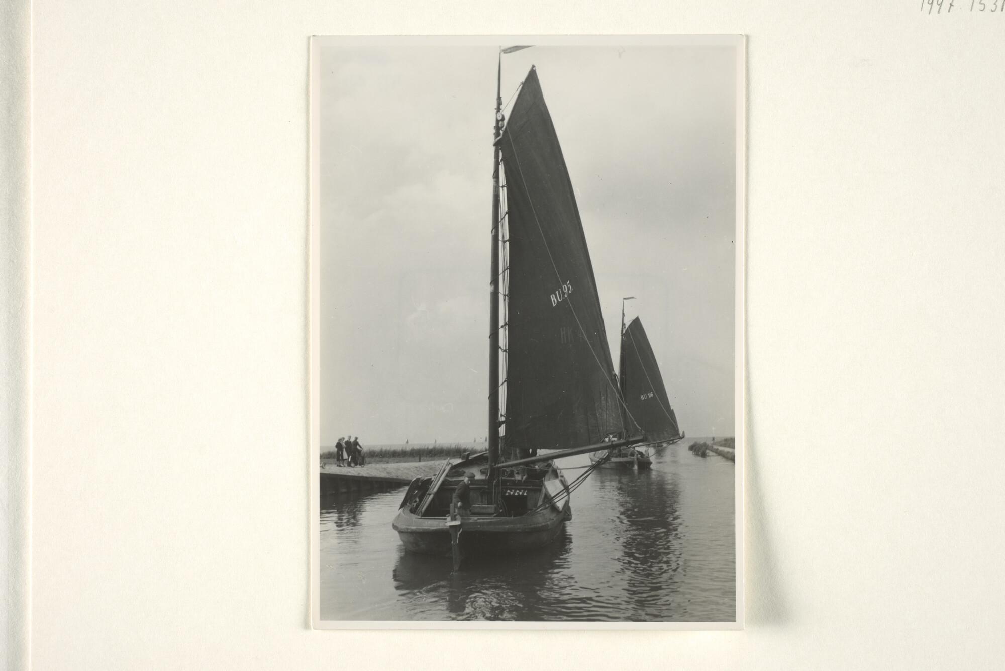 1997.1531; De visservloot vaart uit te Spakenburg; foto