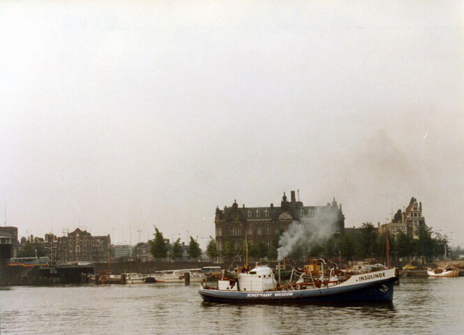 1993.1056; Kleurenfoto van de zelfrichtende motorreddingboot (museumschip) 'Insulinde' voor de Kweekschool voor de Zeevaart in Amsterdam; foto